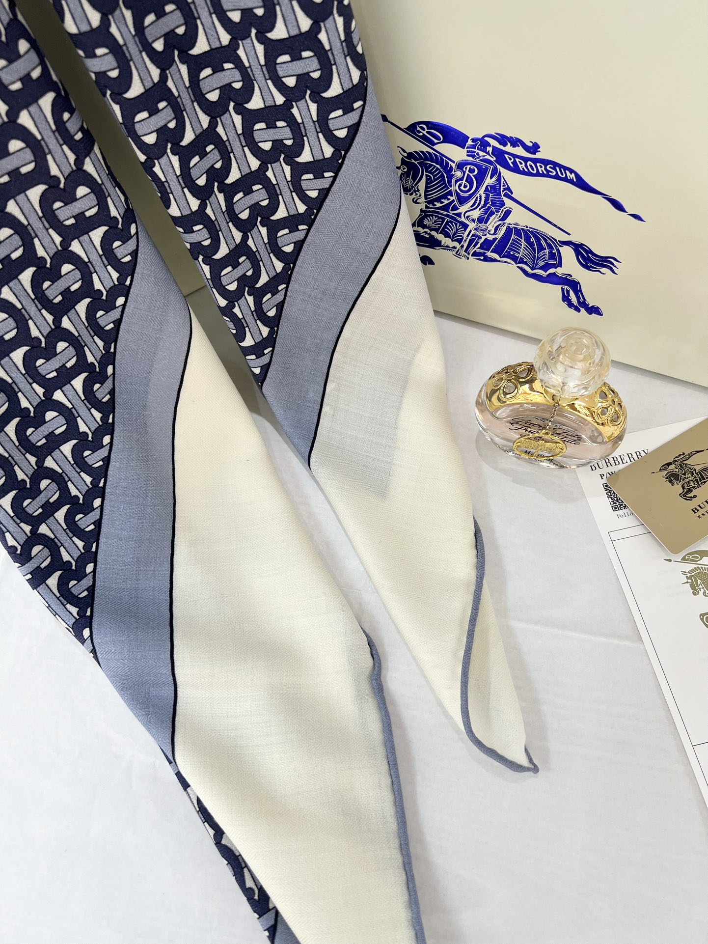 140顶级丝绒双面，手工卷边丝绒双面方巾（30%真丝70%羊绒）丝绒双面印花方巾！ 尺寸：140*140