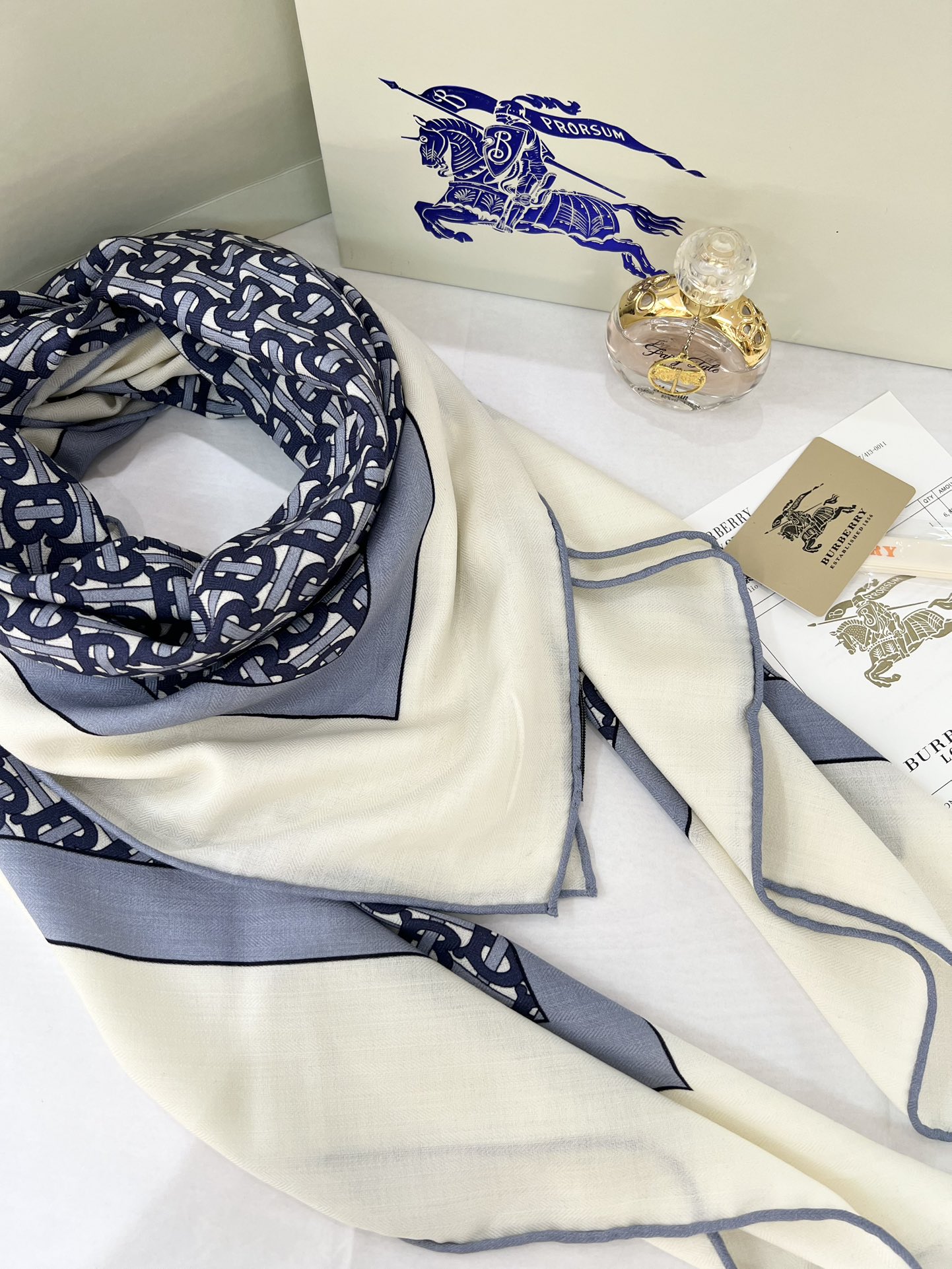 140顶级丝绒双面，手工卷边丝绒双面方巾（30%真丝70%羊绒）丝绒双面印花方巾！ 尺寸：140*140