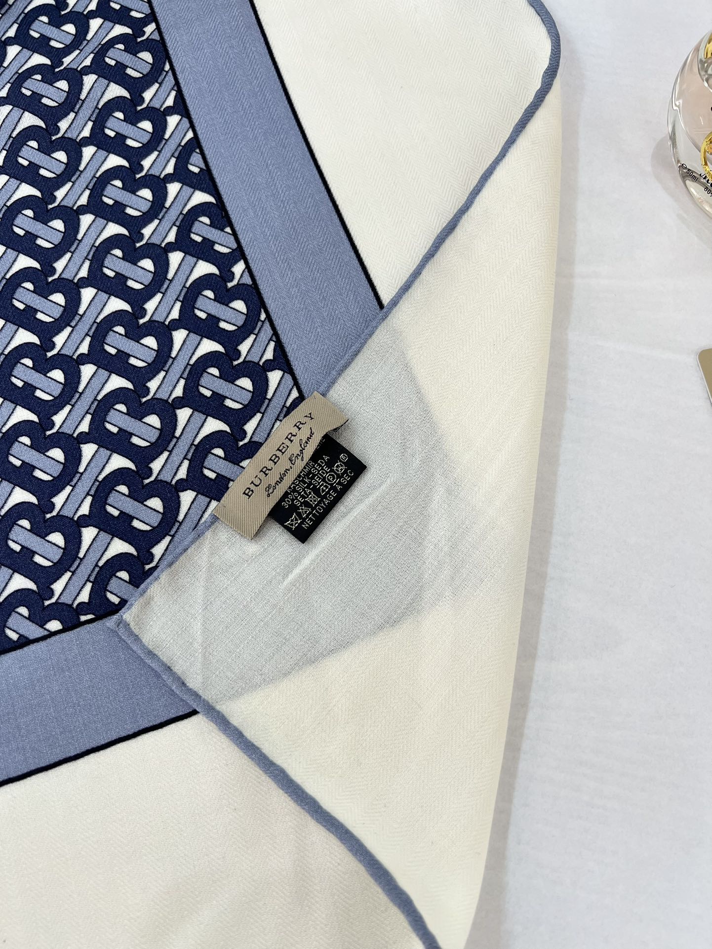 140顶级丝绒双面，手工卷边丝绒双面方巾（30%真丝70%羊绒）丝绒双面印花方巾！ 尺寸：140*140