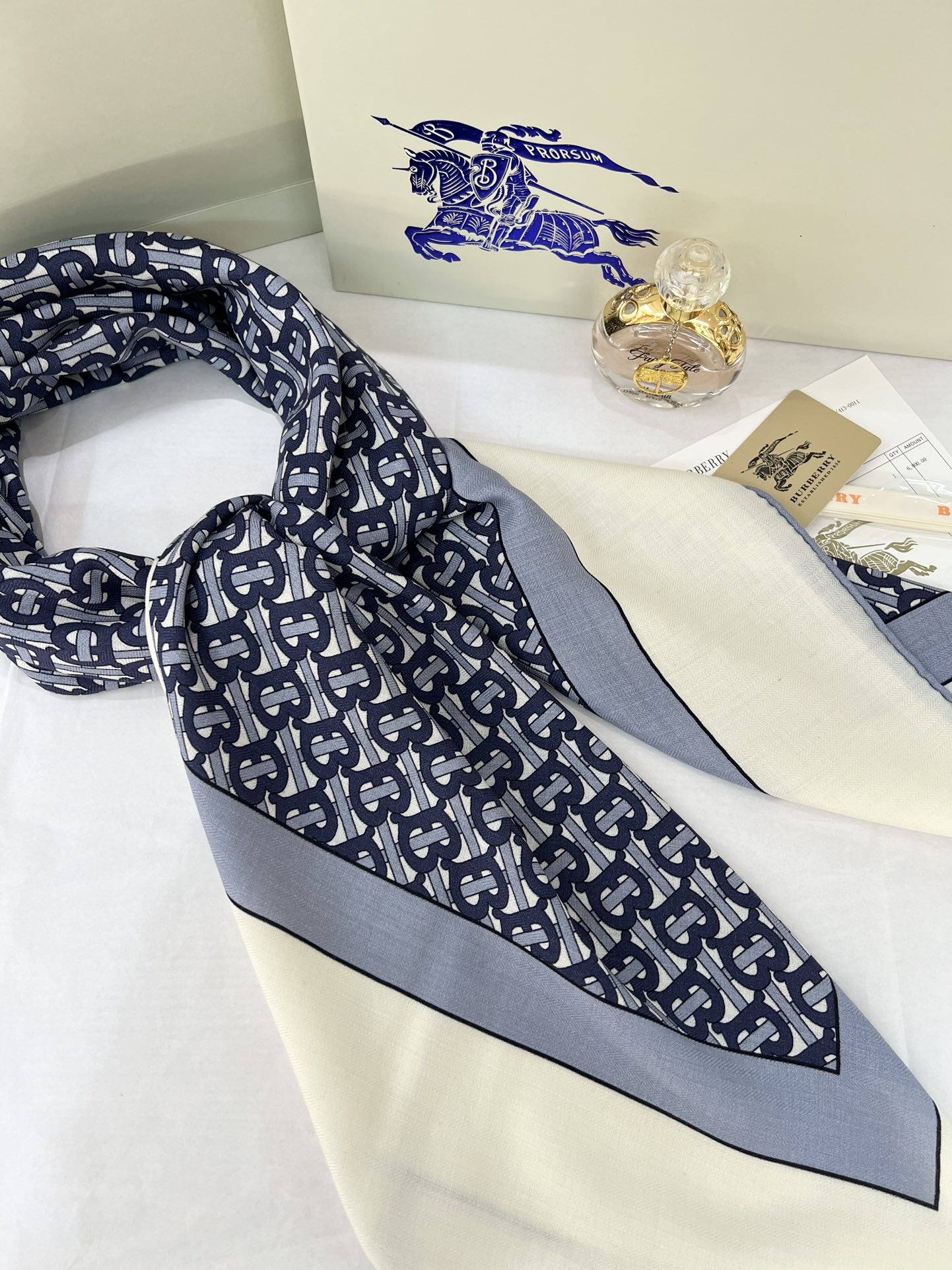 140顶级丝绒双面，手工卷边丝绒双面方巾（30%真丝70%羊绒）丝绒双面印花方巾！ 尺寸：140*140