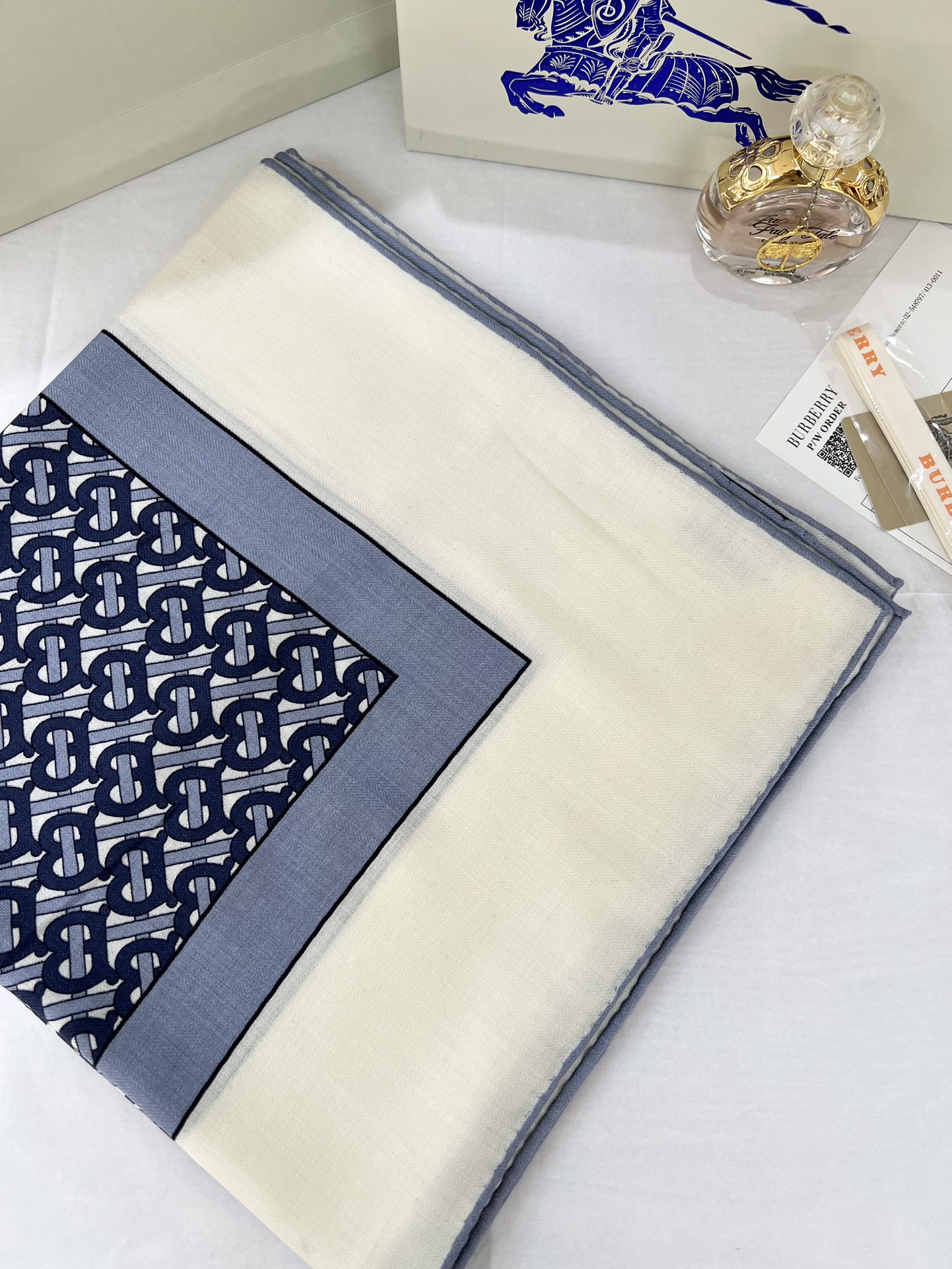 140顶级丝绒双面，手工卷边丝绒双面方巾（30%真丝70%羊绒）丝绒双面印花方巾！ 尺寸：140*140