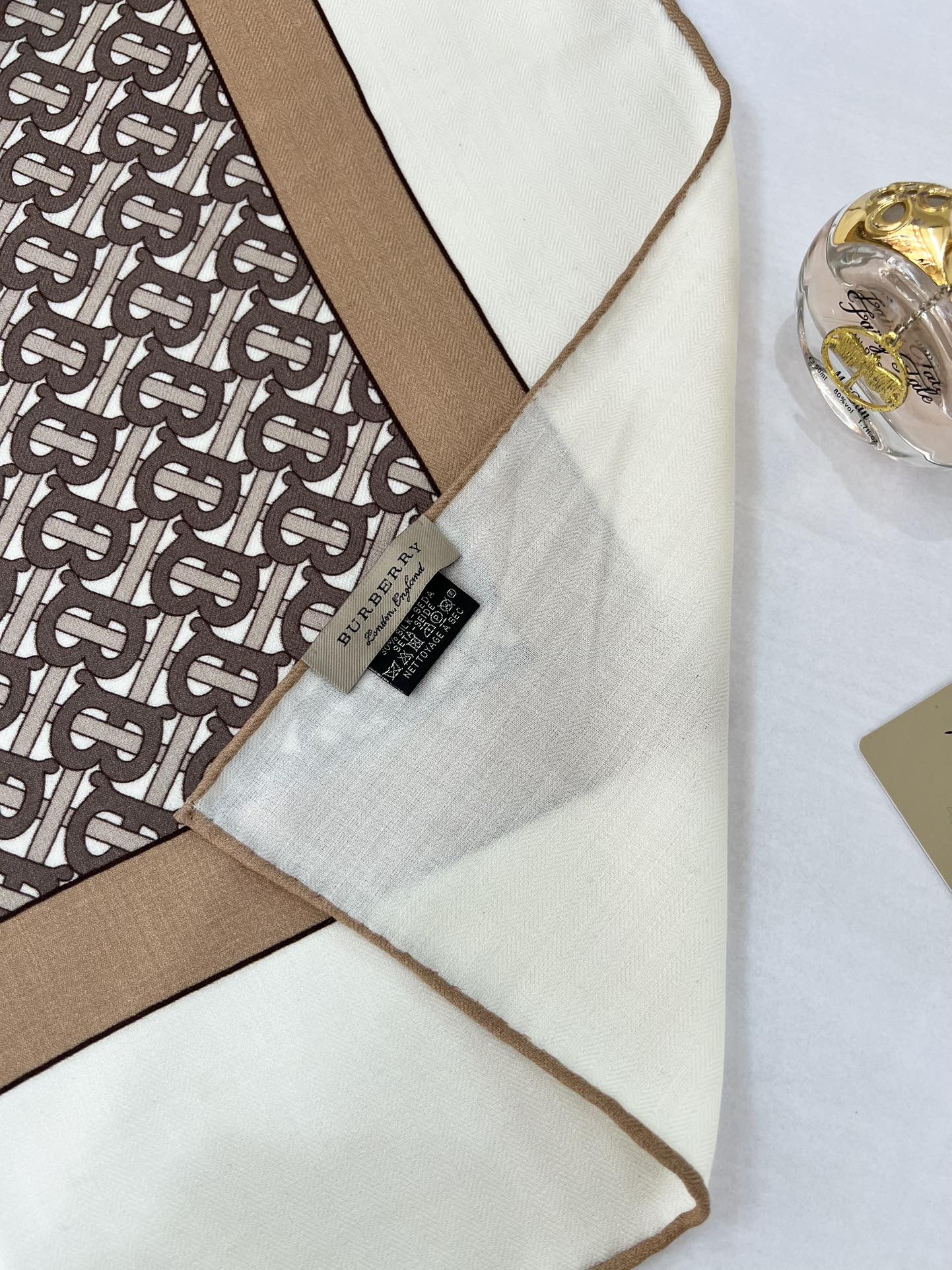 140顶级丝绒双面，手工卷边丝绒双面方巾（30%真丝70%羊绒）丝绒双面印花方巾！ 尺寸：140*140