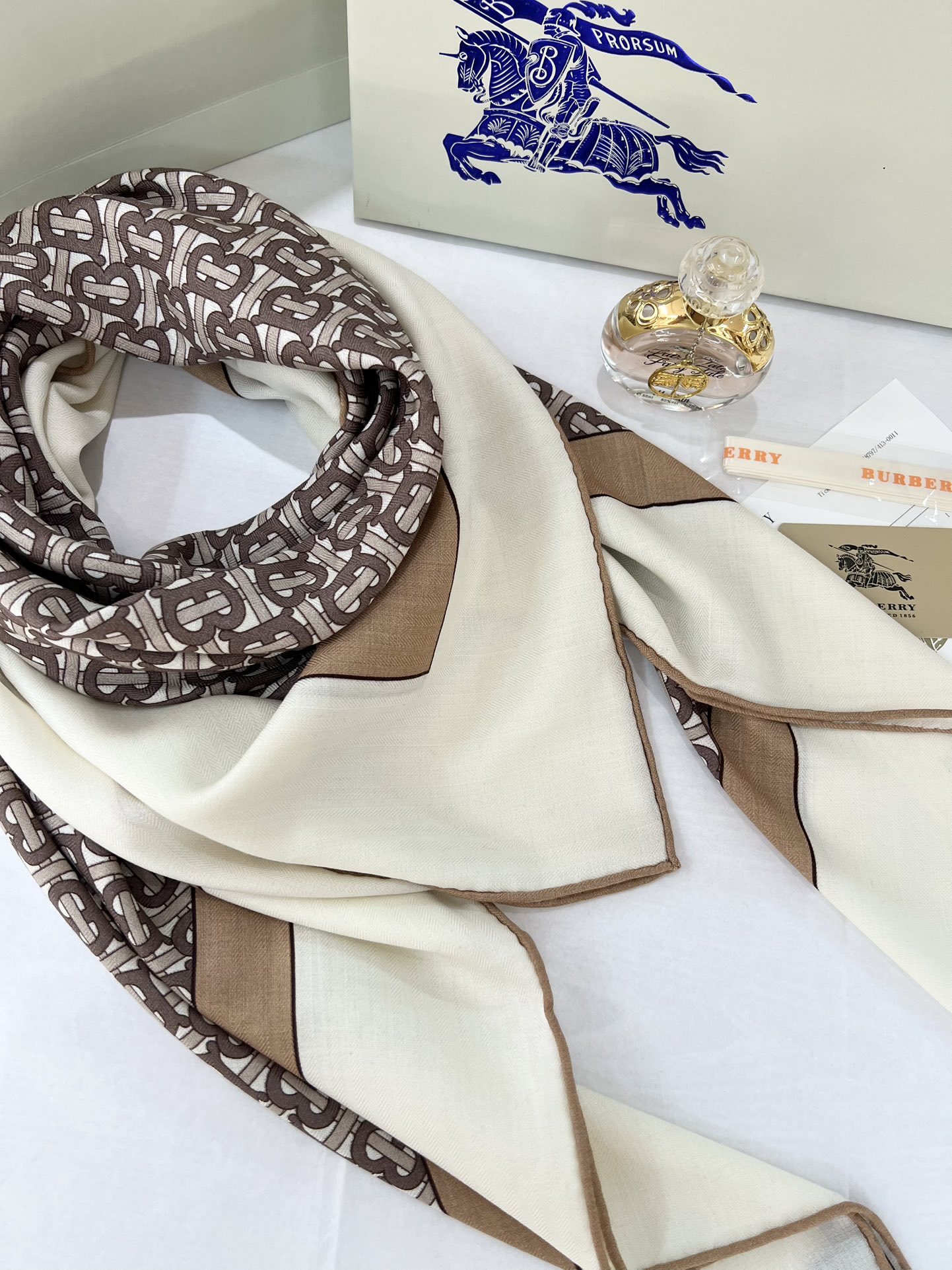 140顶级丝绒双面，手工卷边丝绒双面方巾（30%真丝70%羊绒）丝绒双面印花方巾！ 尺寸：140*140