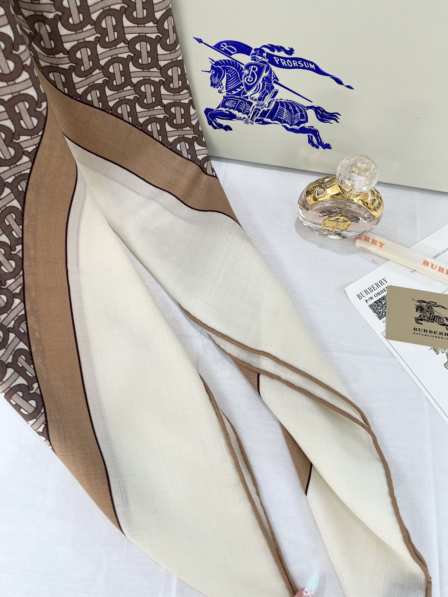 140顶级丝绒双面，手工卷边丝绒双面方巾（30%真丝70%羊绒）丝绒双面印花方巾！ 尺寸：140*140