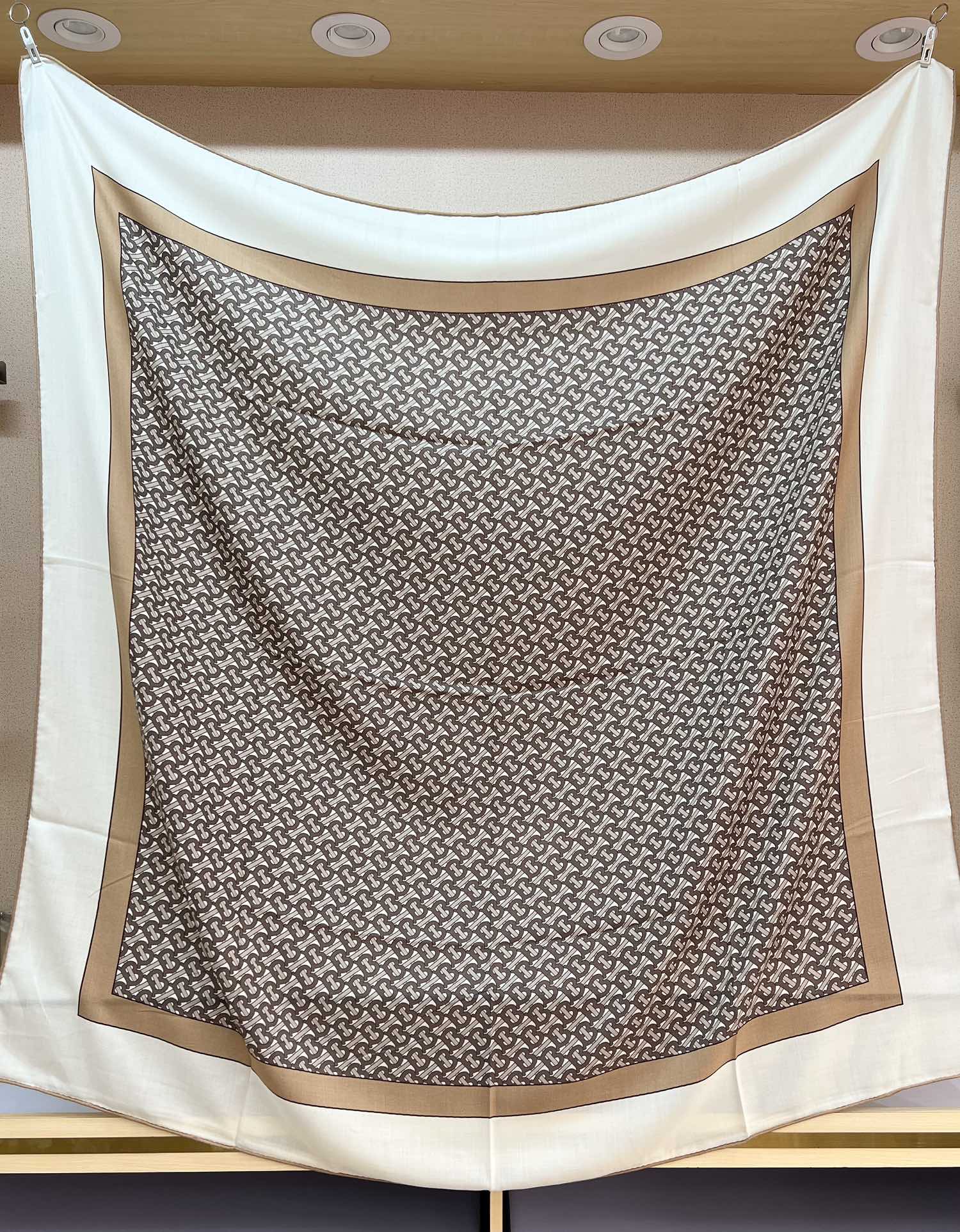 140顶级丝绒双面，手工卷边丝绒双面方巾（30%真丝70%羊绒）丝绒双面印花方巾！ 尺寸：140*140