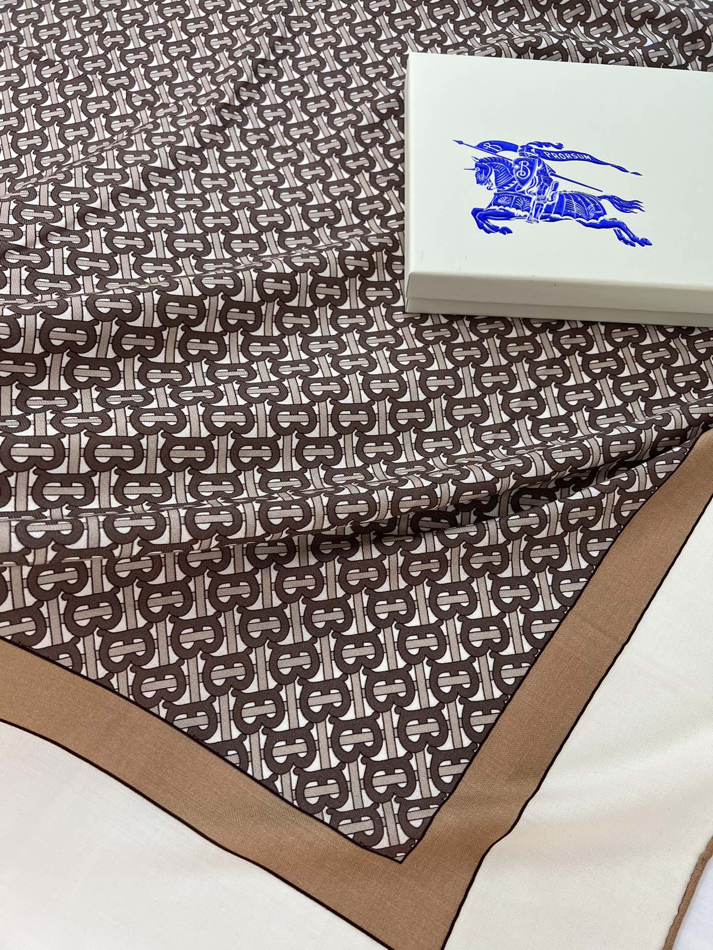 140顶级丝绒双面，手工卷边丝绒双面方巾（30%真丝70%羊绒）丝绒双面印花方巾！ 尺寸：140*140