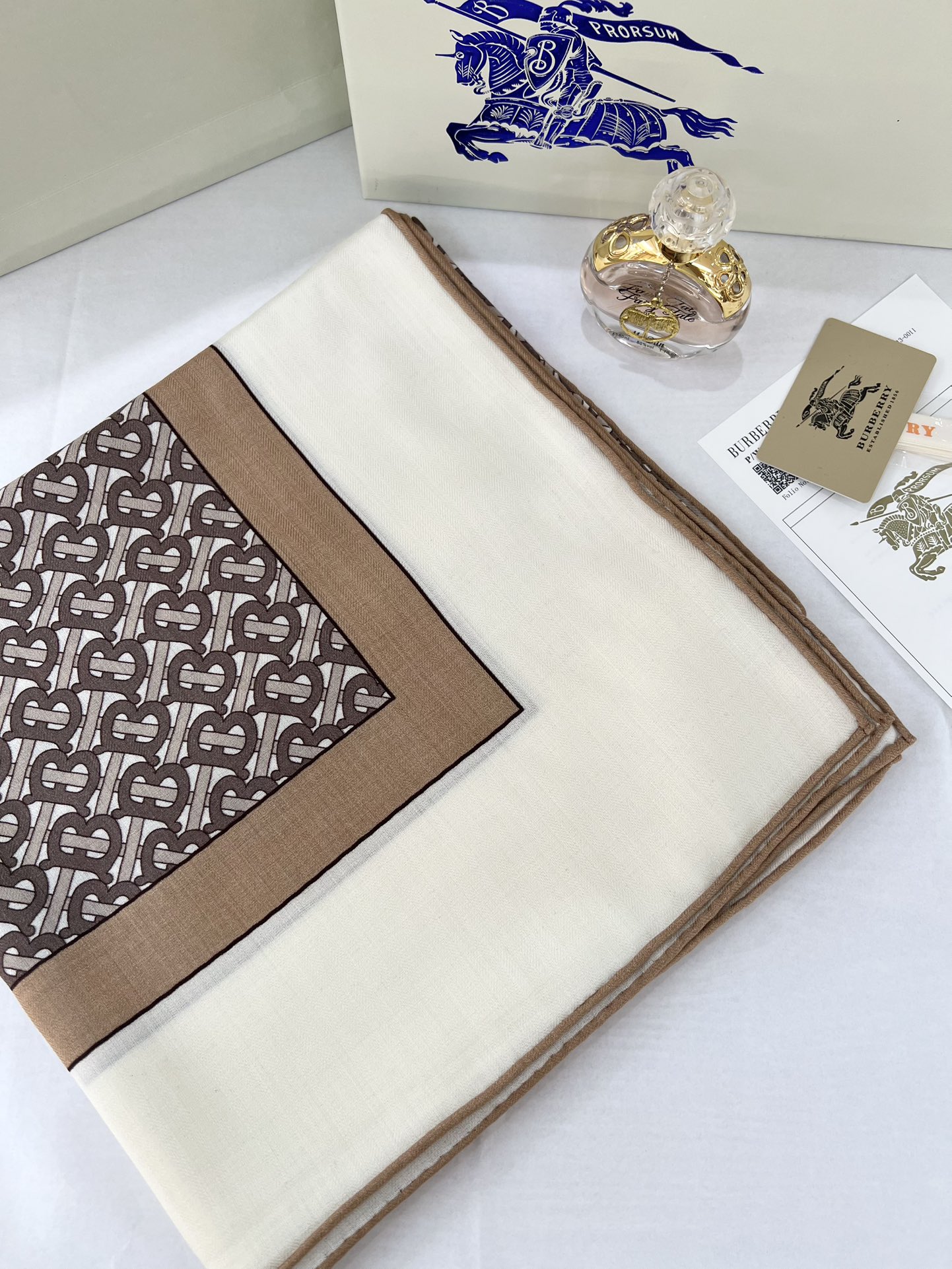 140顶级丝绒双面，手工卷边丝绒双面方巾（30%真丝70%羊绒）丝绒双面印花方巾！ 尺寸：140*140