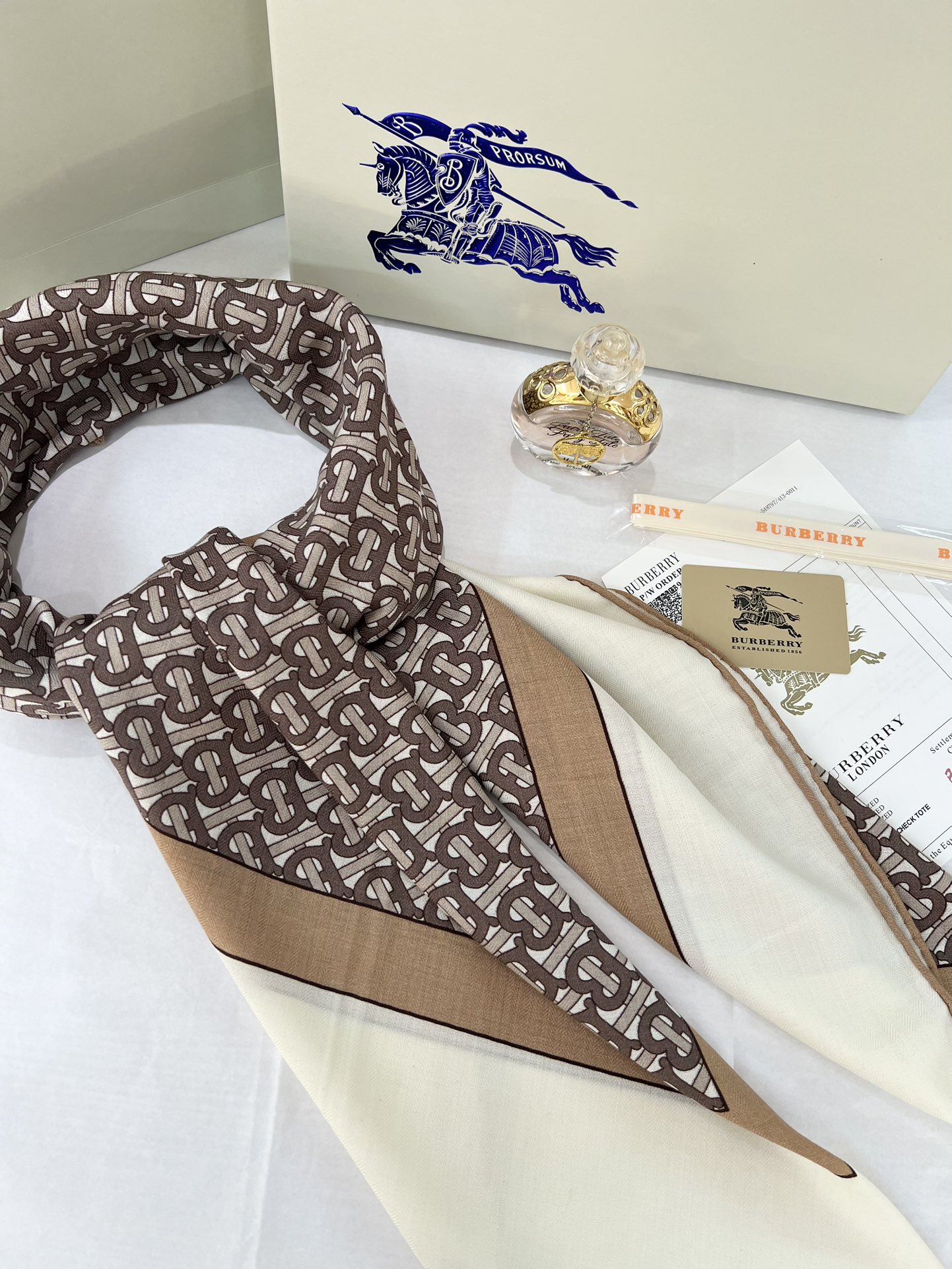 140顶级丝绒双面，手工卷边丝绒双面方巾（30%真丝70%羊绒）丝绒双面印花方巾！ 尺寸：140*140