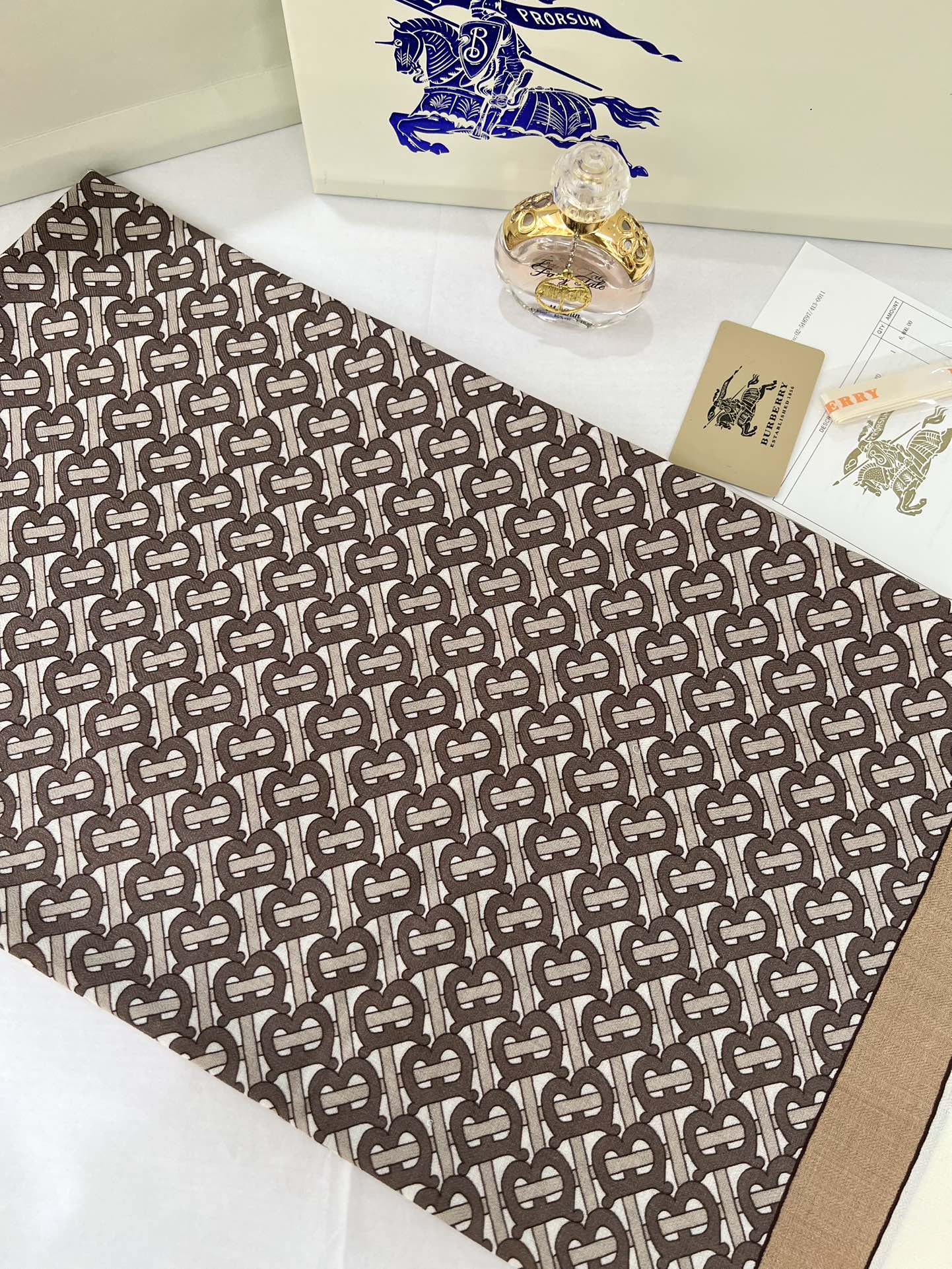 140顶级丝绒双面，手工卷边丝绒双面方巾（30%真丝70%羊绒）丝绒双面印花方巾！ 尺寸：140*140