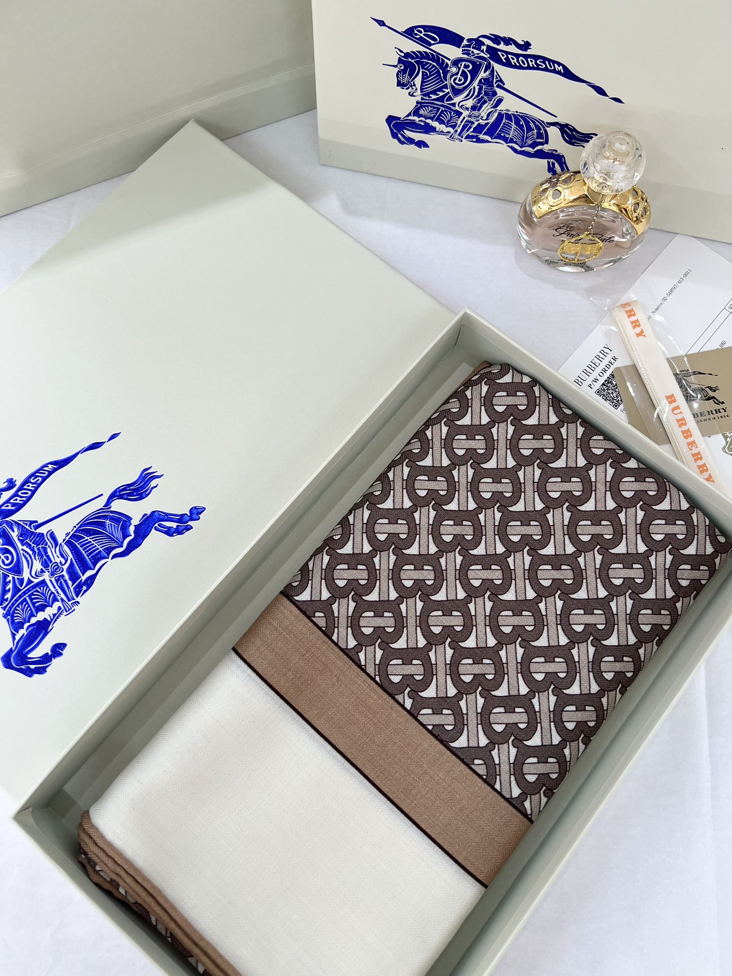 140顶级丝绒双面，手工卷边丝绒双面方巾（30%真丝70%羊绒）丝绒双面印花方巾！ 尺寸：140*140