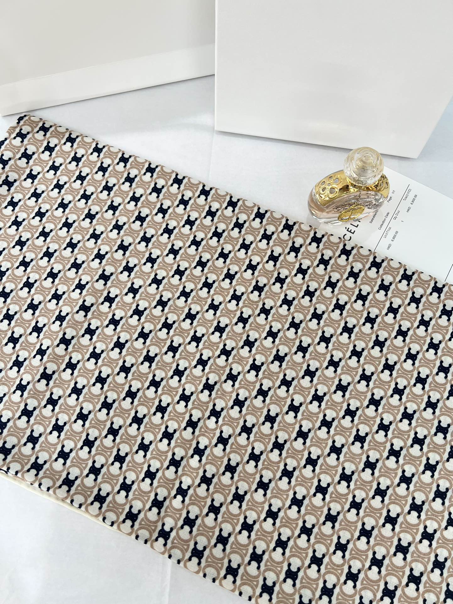 140顶级丝绒双面，手工卷边丝绒双面方巾（30%真丝70%羊绒）丝绒双面印花方巾！ 尺寸：140*140