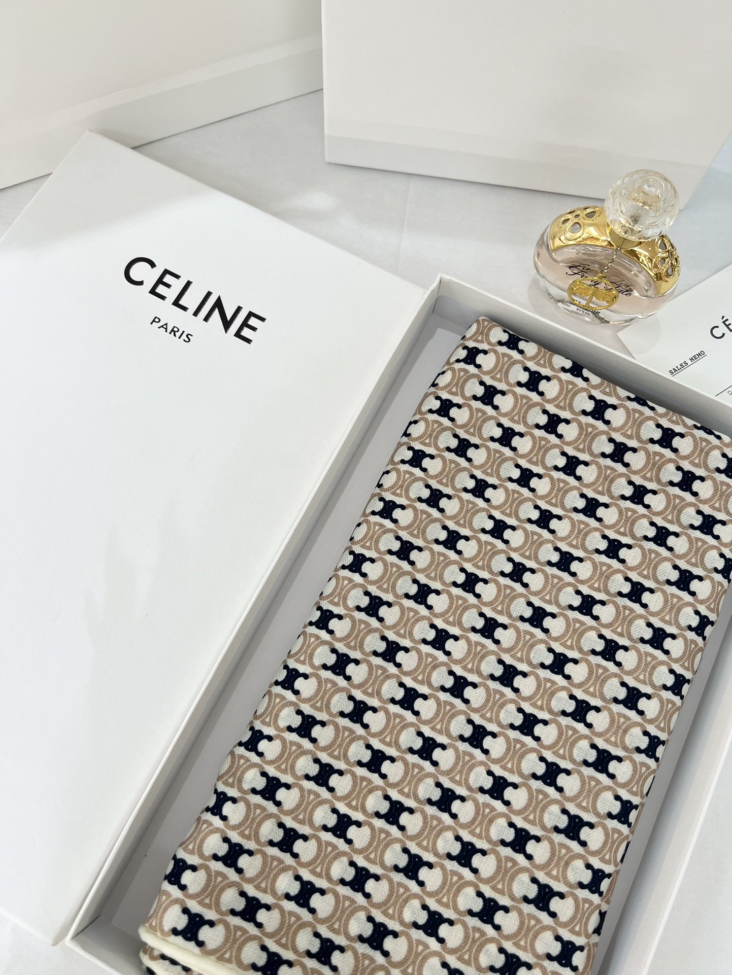 140顶级丝绒双面，手工卷边丝绒双面方巾（30%真丝70%羊绒）丝绒双面印花方巾！ 尺寸：140*140