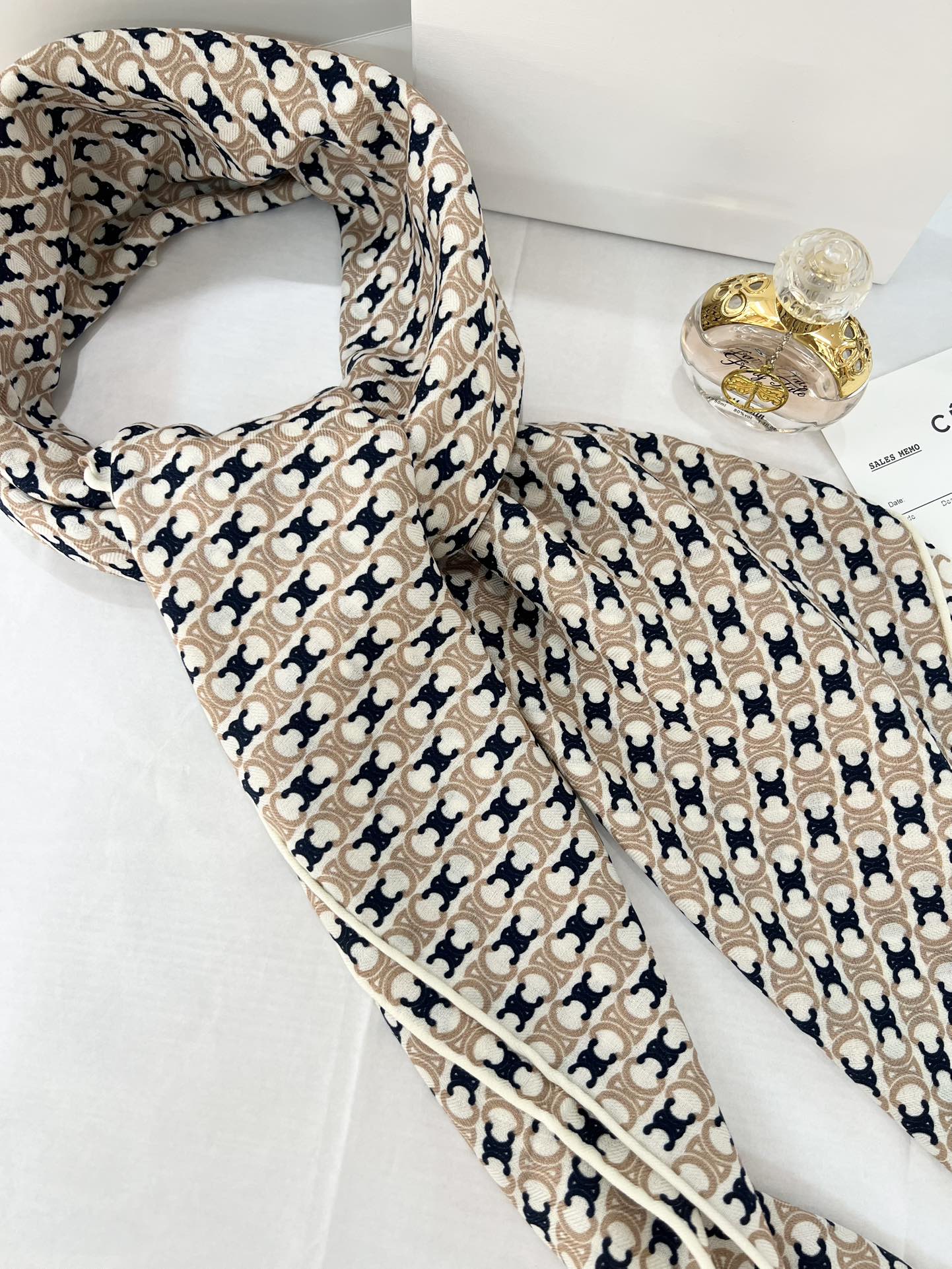 140顶级丝绒双面，手工卷边丝绒双面方巾（30%真丝70%羊绒）丝绒双面印花方巾！ 尺寸：140*140