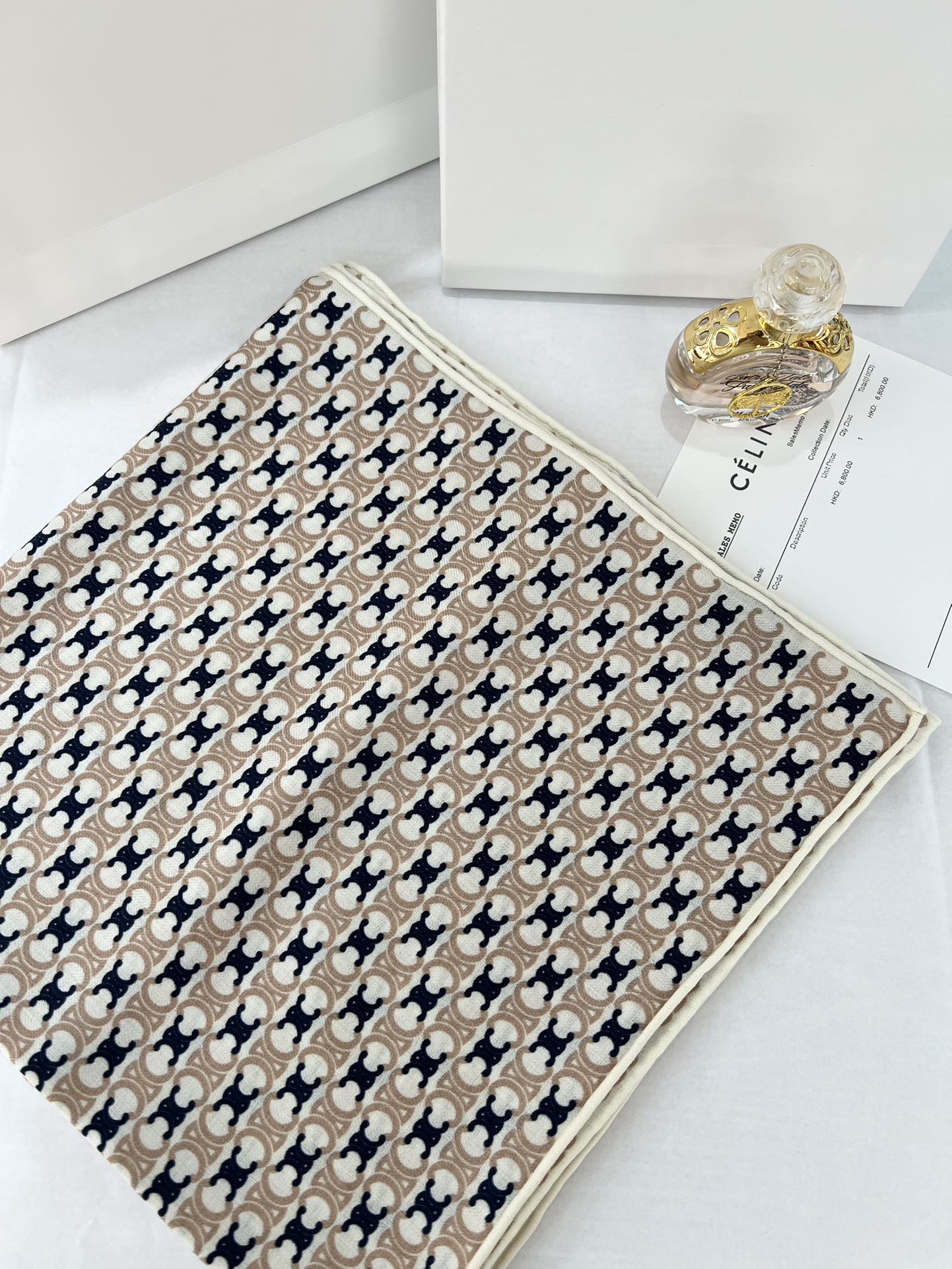 140顶级丝绒双面，手工卷边丝绒双面方巾（30%真丝70%羊绒）丝绒双面印花方巾！ 尺寸：140*140