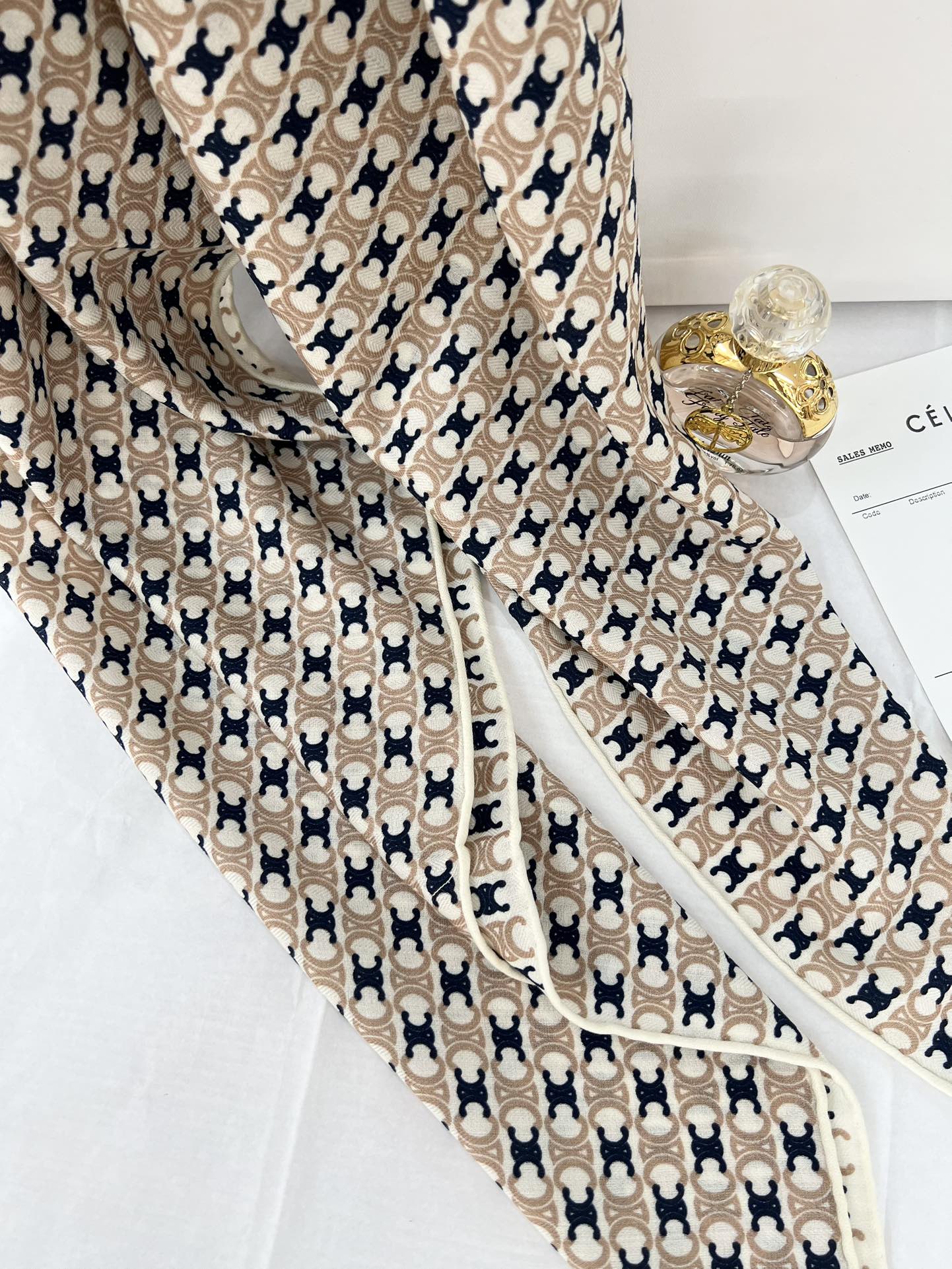 140顶级丝绒双面，手工卷边丝绒双面方巾（30%真丝70%羊绒）丝绒双面印花方巾！ 尺寸：140*140