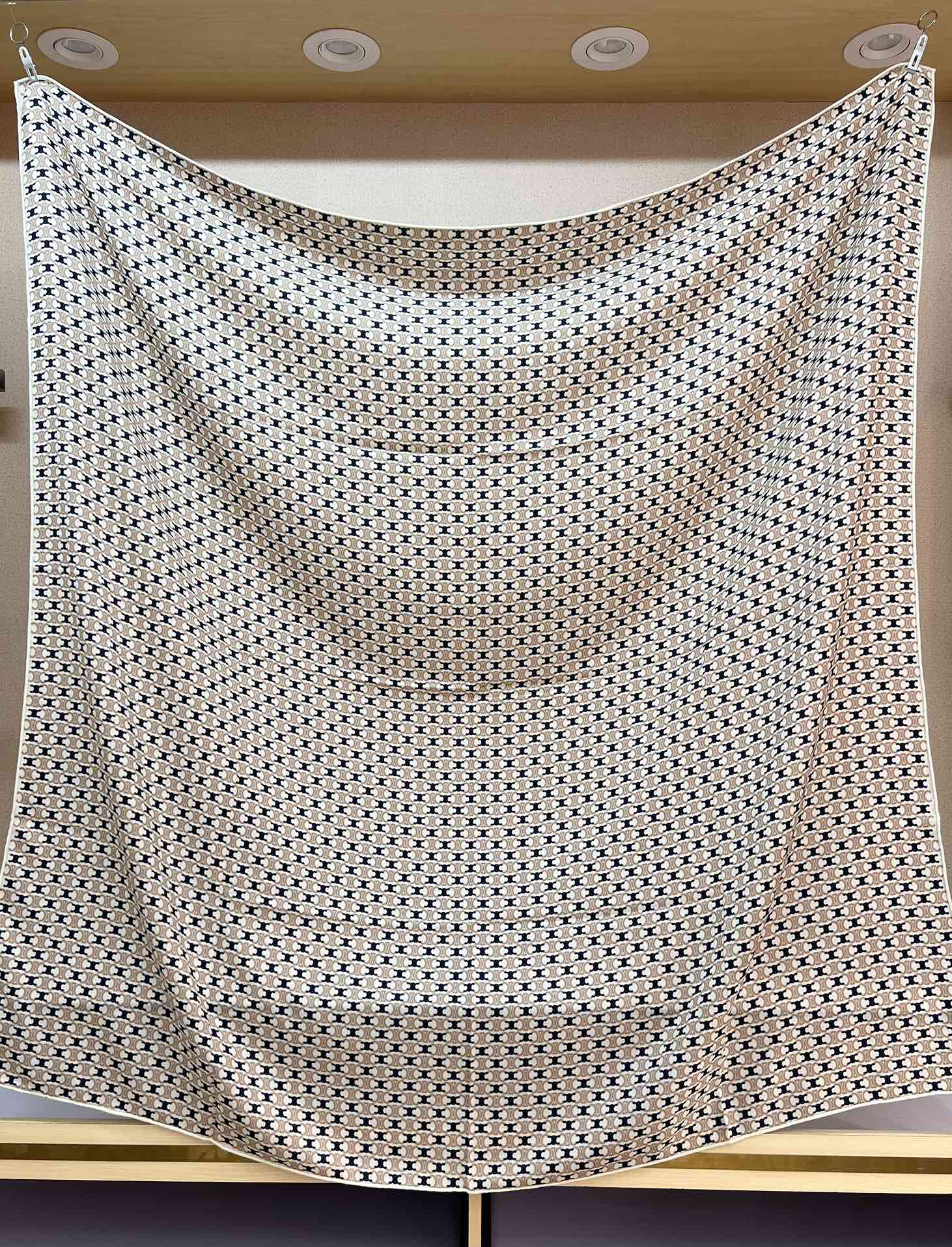 140顶级丝绒双面，手工卷边丝绒双面方巾（30%真丝70%羊绒）丝绒双面印花方巾！ 尺寸：140*140