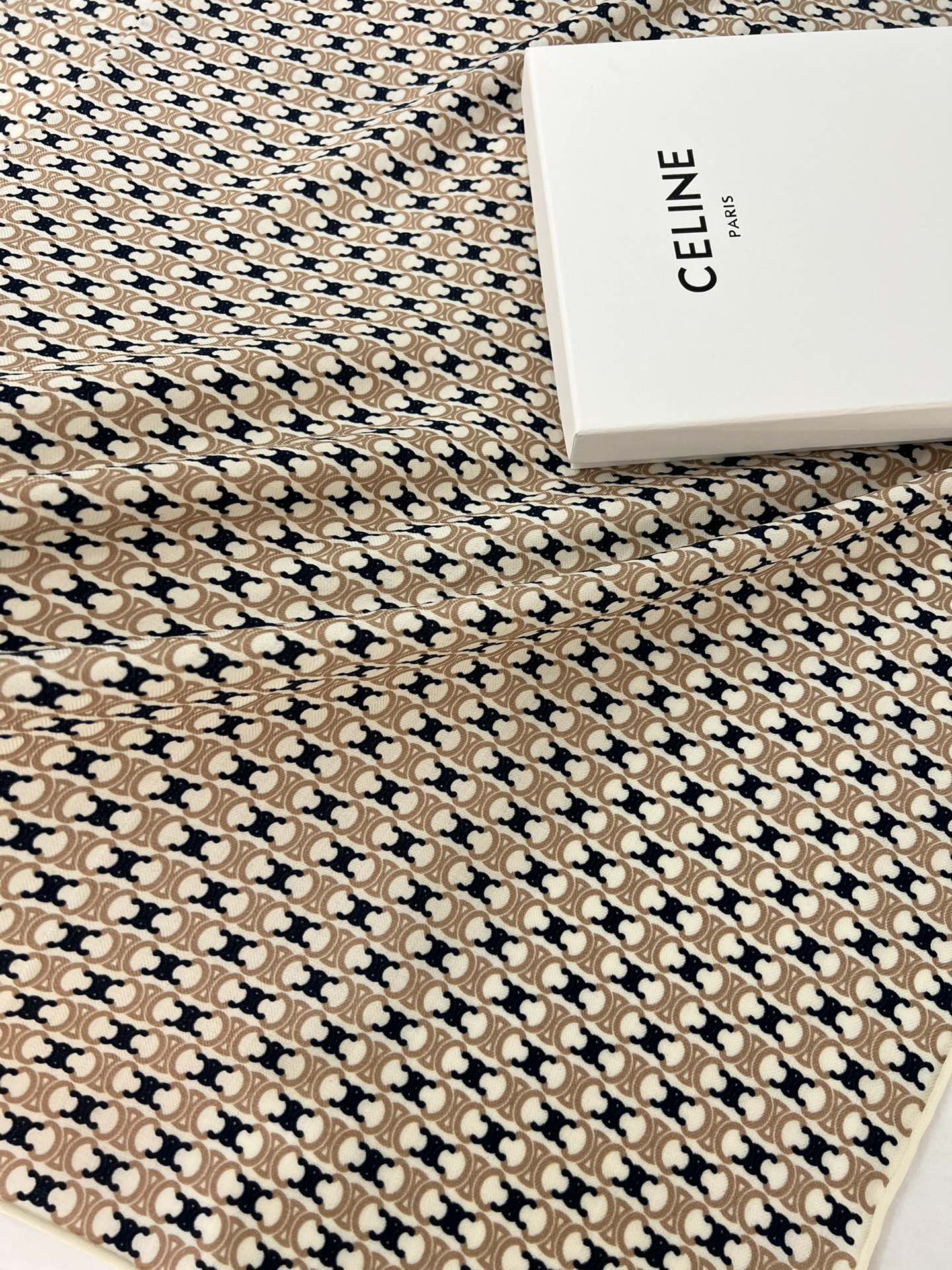 140顶级丝绒双面，手工卷边丝绒双面方巾（30%真丝70%羊绒）丝绒双面印花方巾！ 尺寸：140*140