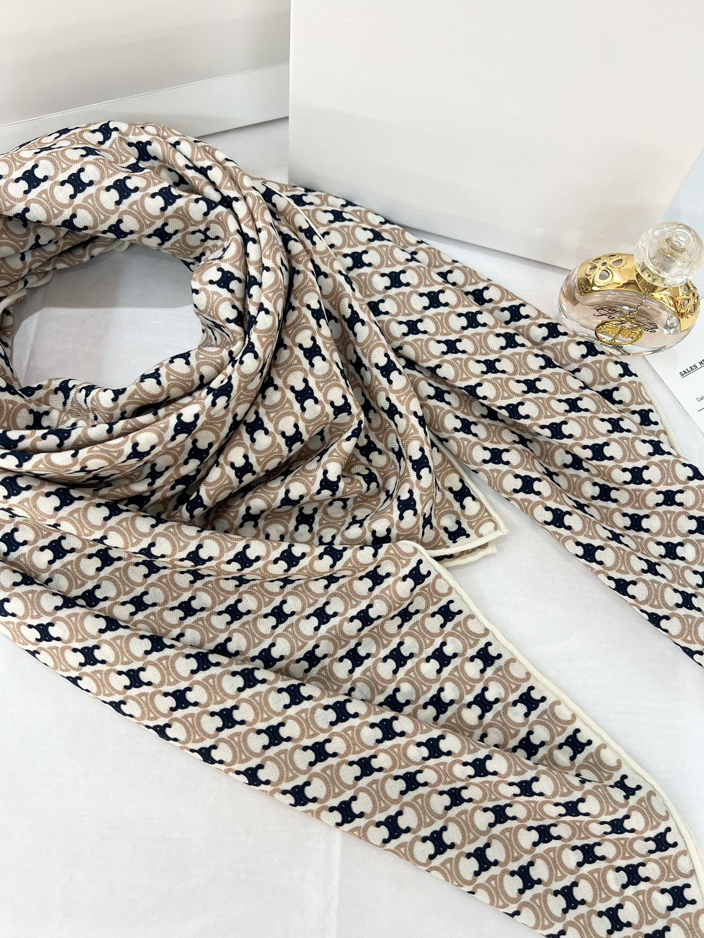 140顶级丝绒双面，手工卷边丝绒双面方巾（30%真丝70%羊绒）丝绒双面印花方巾！ 尺寸：140*140