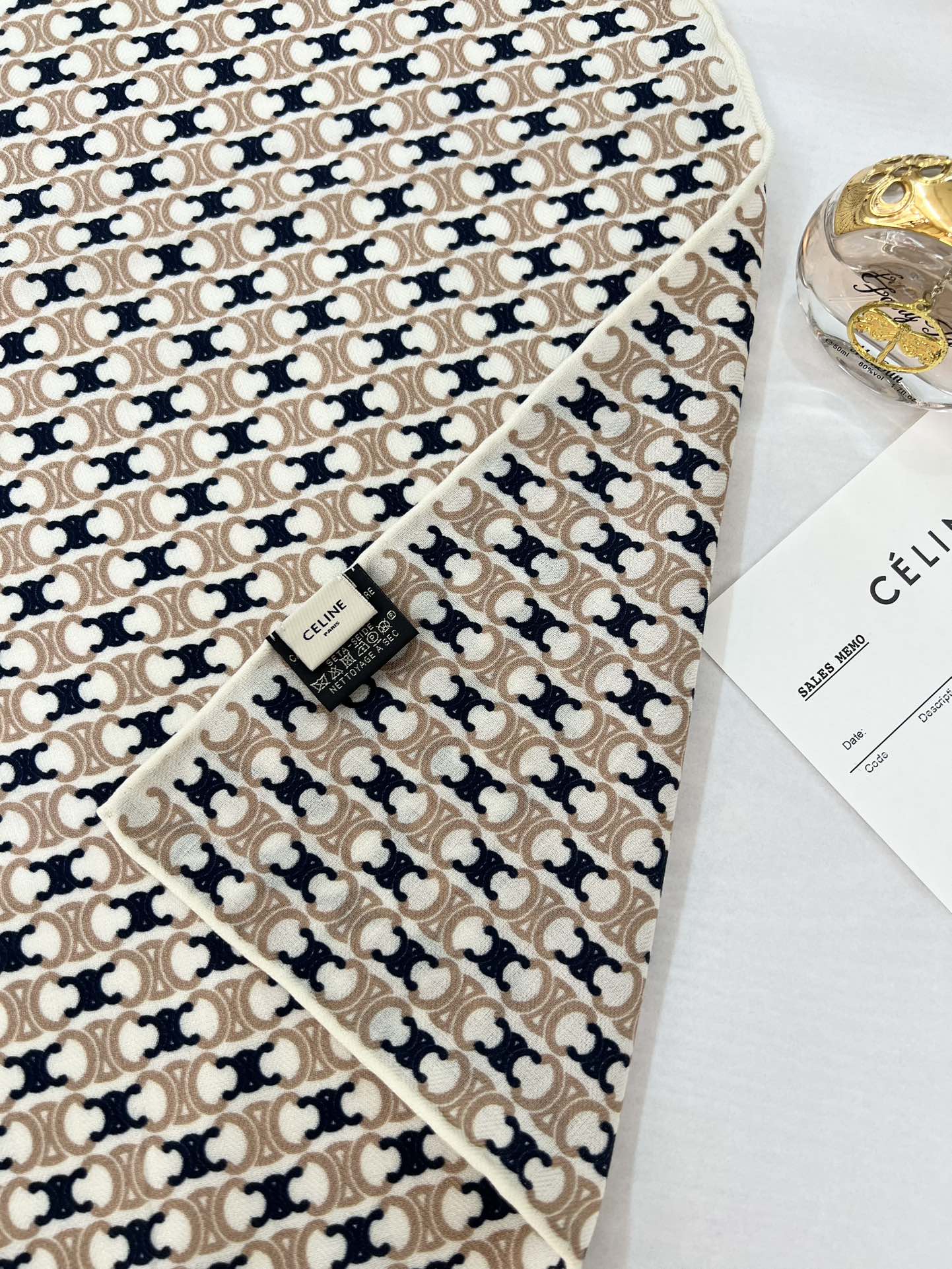 140顶级丝绒双面，手工卷边丝绒双面方巾（30%真丝70%羊绒）丝绒双面印花方巾！ 尺寸：140*140