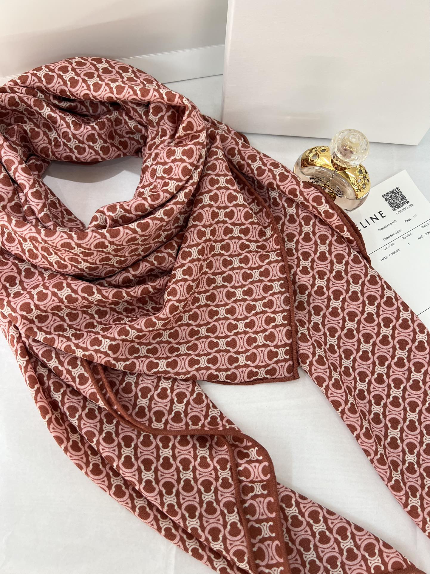 140顶级丝绒双面，手工卷边丝绒双面方巾（30%真丝70%羊绒）丝绒双面印花方巾！ 尺寸：140*140