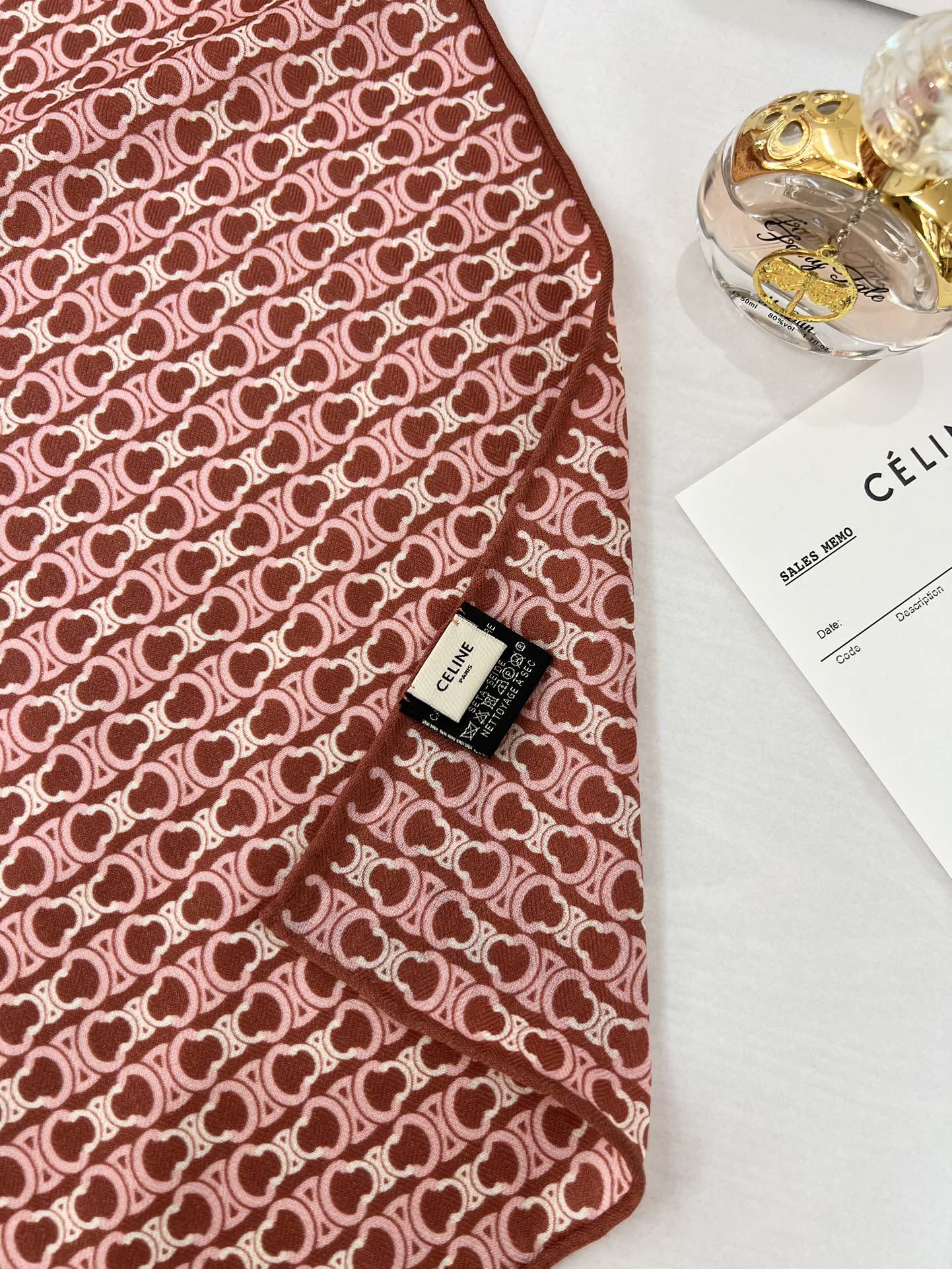 140顶级丝绒双面，手工卷边丝绒双面方巾（30%真丝70%羊绒）丝绒双面印花方巾！ 尺寸：140*140