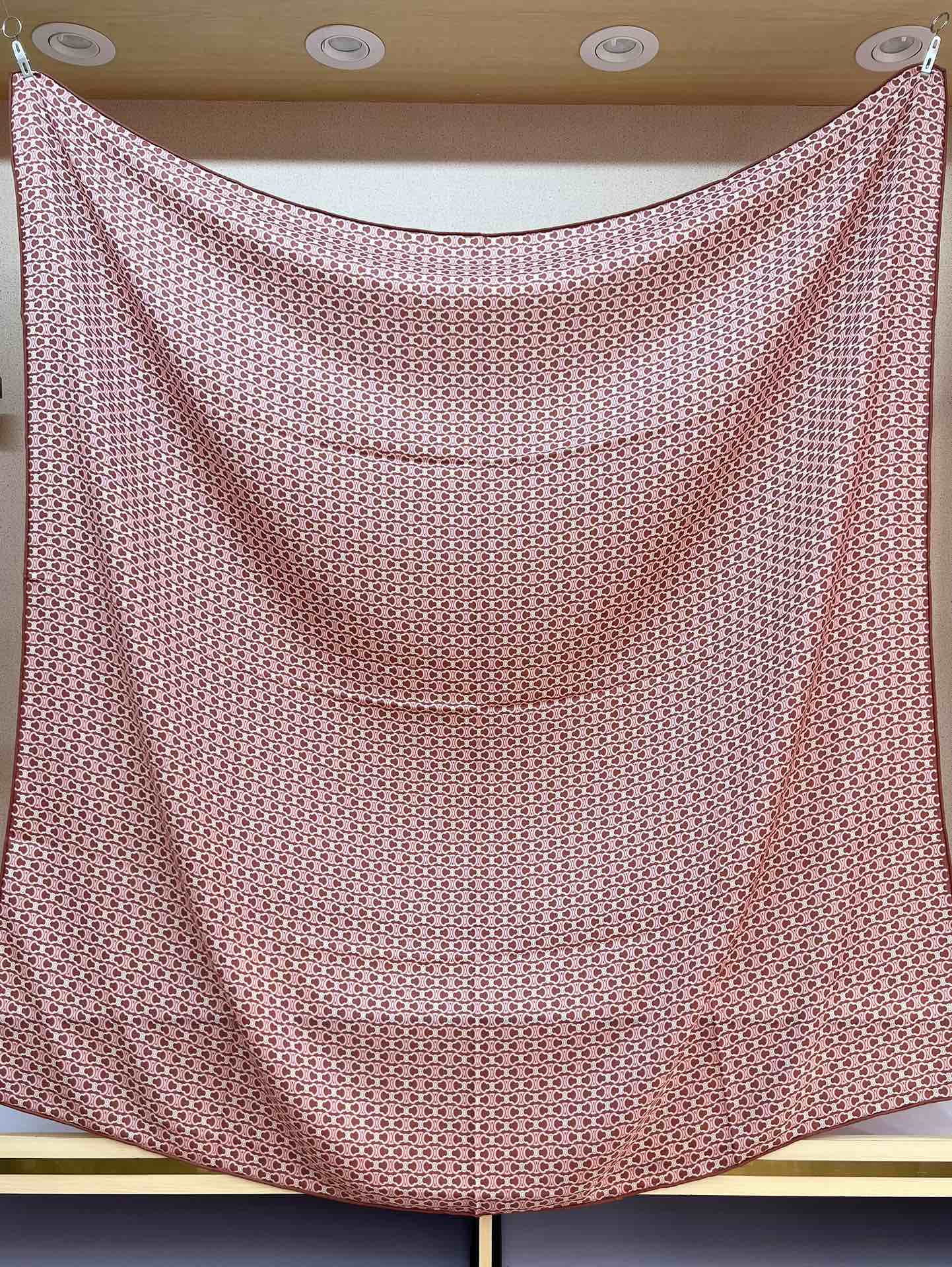 140顶级丝绒双面，手工卷边丝绒双面方巾（30%真丝70%羊绒）丝绒双面印花方巾！ 尺寸：140*140