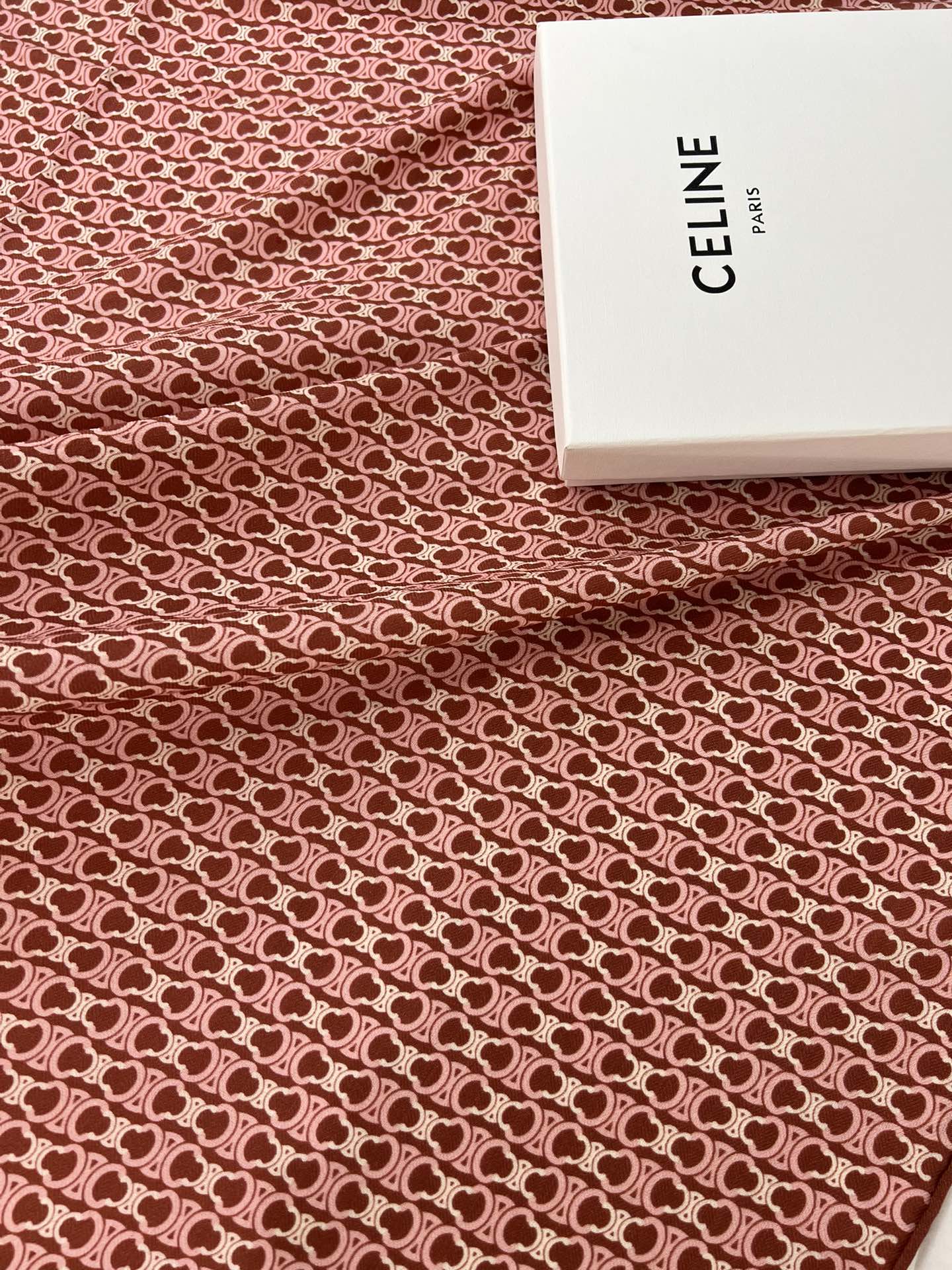 140顶级丝绒双面，手工卷边丝绒双面方巾（30%真丝70%羊绒）丝绒双面印花方巾！ 尺寸：140*140