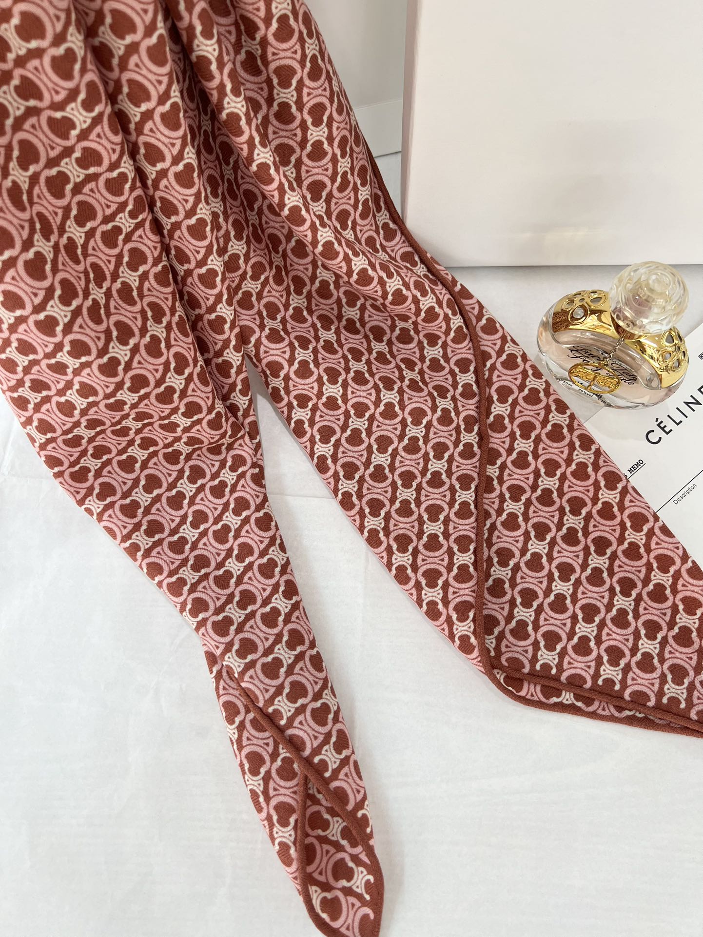 140顶级丝绒双面，手工卷边丝绒双面方巾（30%真丝70%羊绒）丝绒双面印花方巾！ 尺寸：140*140