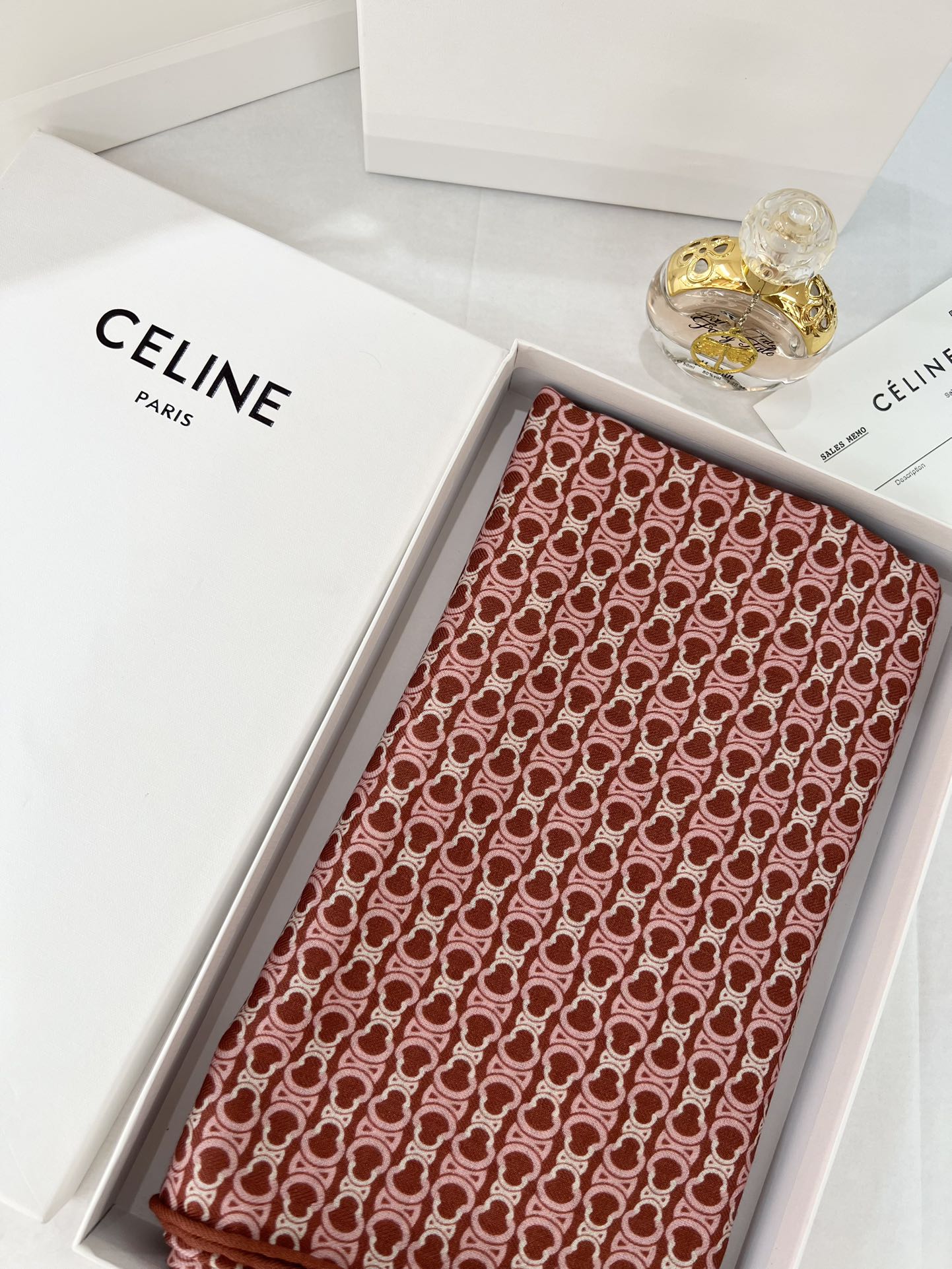 140顶级丝绒双面，手工卷边丝绒双面方巾（30%真丝70%羊绒）丝绒双面印花方巾！ 尺寸：140*140