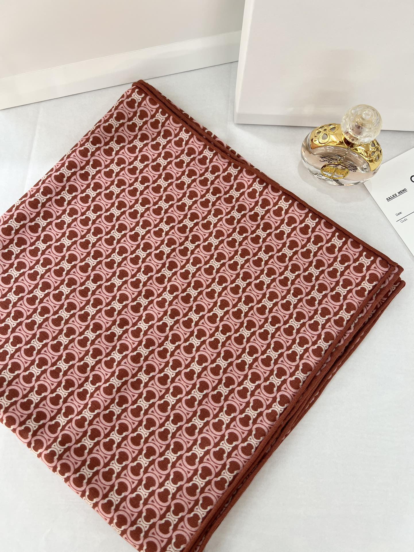 140顶级丝绒双面，手工卷边丝绒双面方巾（30%真丝70%羊绒）丝绒双面印花方巾！ 尺寸：140*140