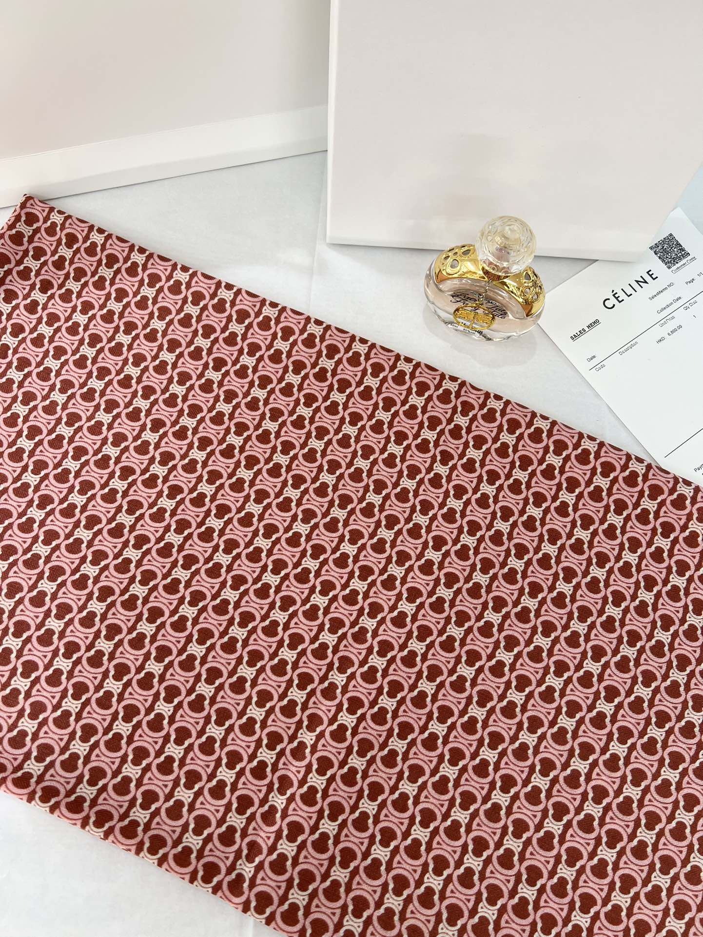 140顶级丝绒双面，手工卷边丝绒双面方巾（30%真丝70%羊绒）丝绒双面印花方巾！ 尺寸：140*140