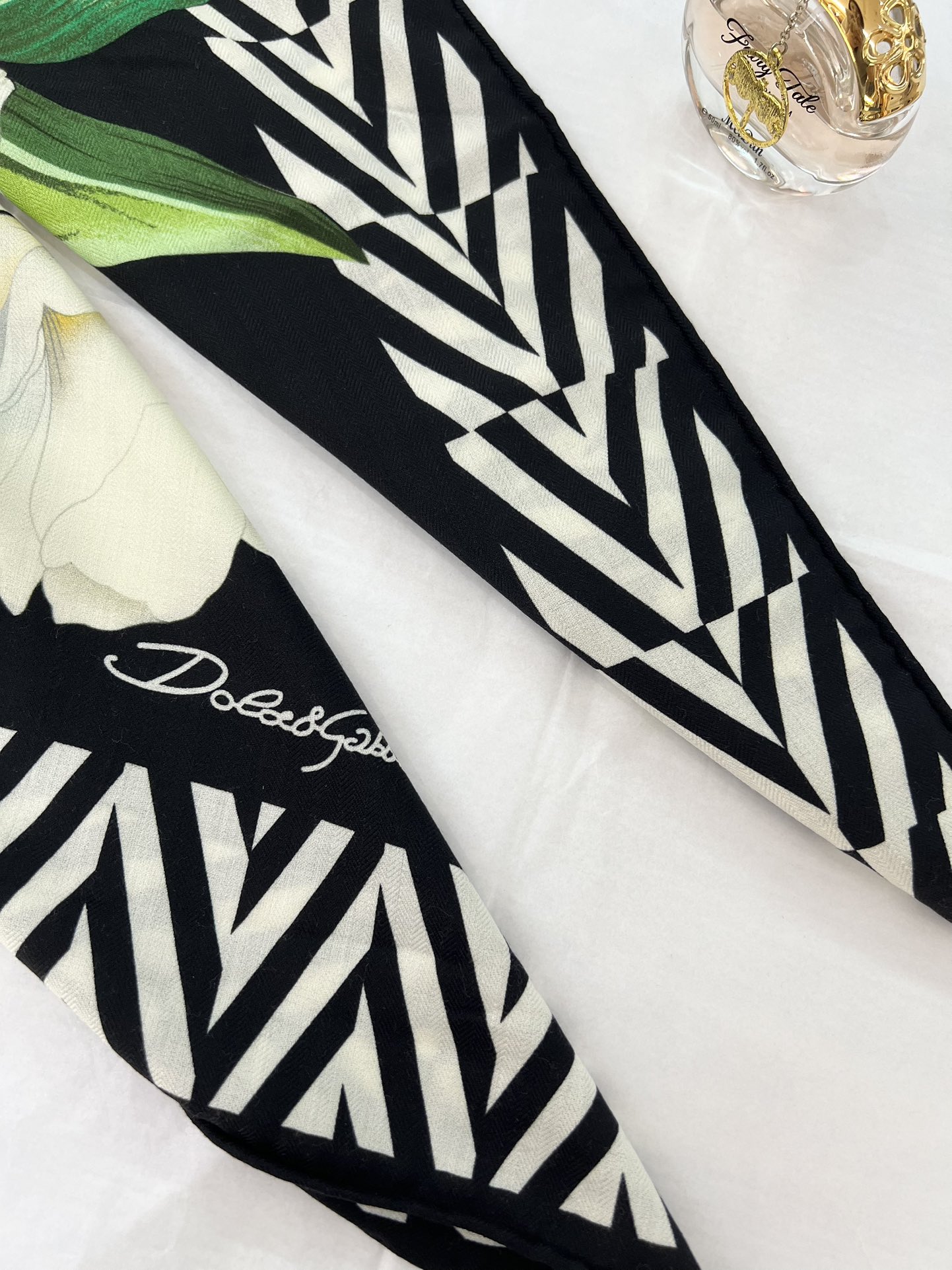 140顶级丝绒双面，手工卷边丝绒双面方巾（30%真丝70%羊绒）丝绒双面印花方巾！ 尺寸：140*140