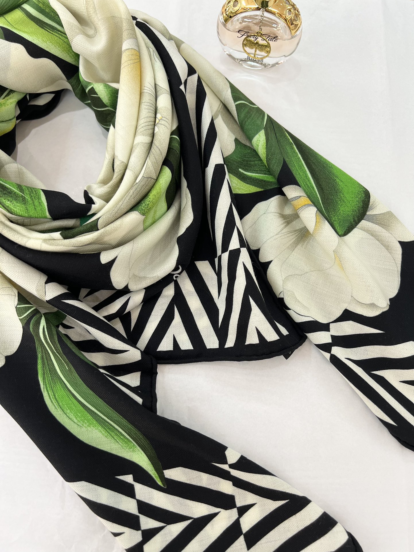 140顶级丝绒双面，手工卷边丝绒双面方巾（30%真丝70%羊绒）丝绒双面印花方巾！ 尺寸：140*140