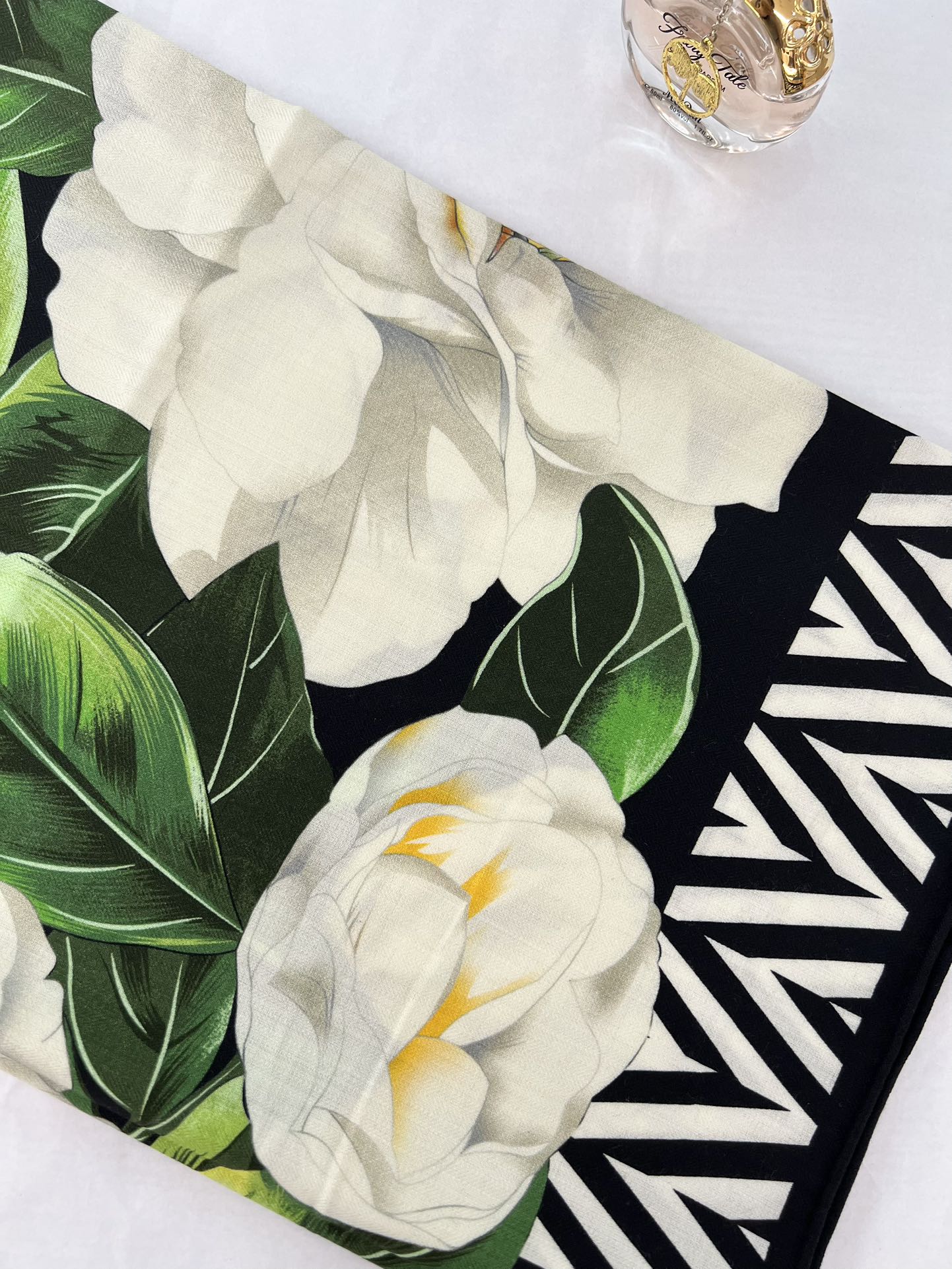 140顶级丝绒双面，手工卷边丝绒双面方巾（30%真丝70%羊绒）丝绒双面印花方巾！ 尺寸：140*140