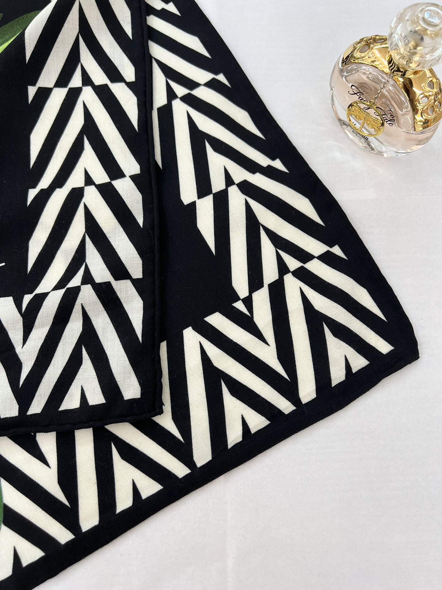 140顶级丝绒双面，手工卷边丝绒双面方巾（30%真丝70%羊绒）丝绒双面印花方巾！ 尺寸：140*140