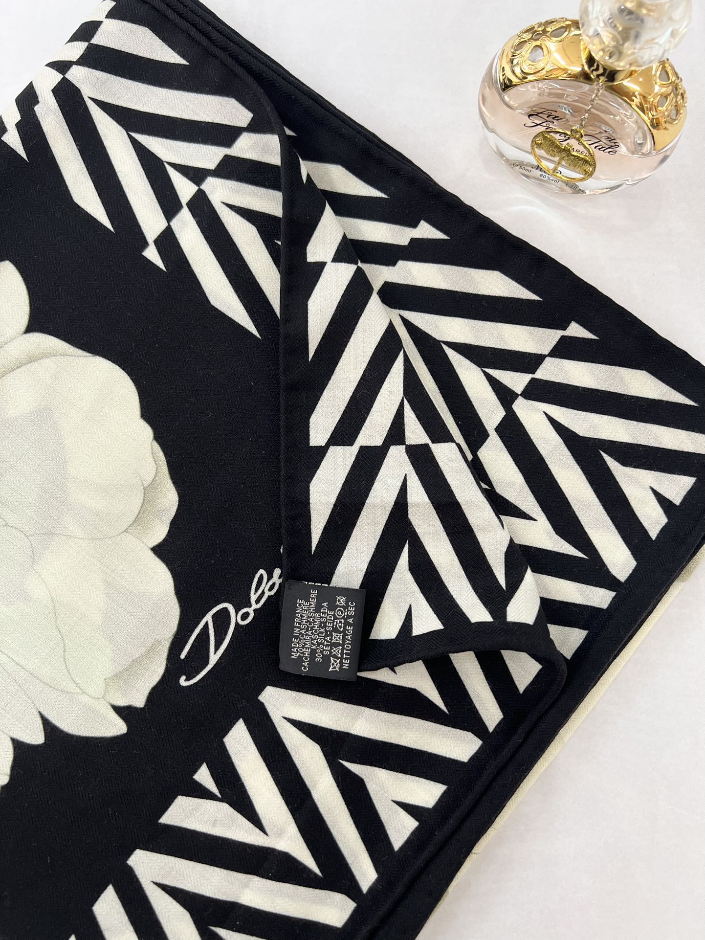 140顶级丝绒双面，手工卷边丝绒双面方巾（30%真丝70%羊绒）丝绒双面印花方巾！ 尺寸：140*140