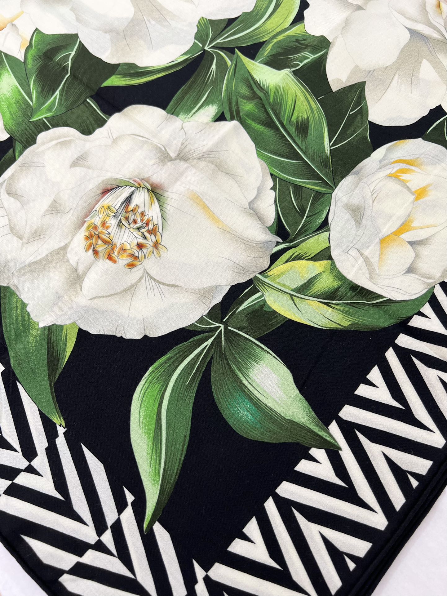 140顶级丝绒双面，手工卷边丝绒双面方巾（30%真丝70%羊绒）丝绒双面印花方巾！ 尺寸：140*140