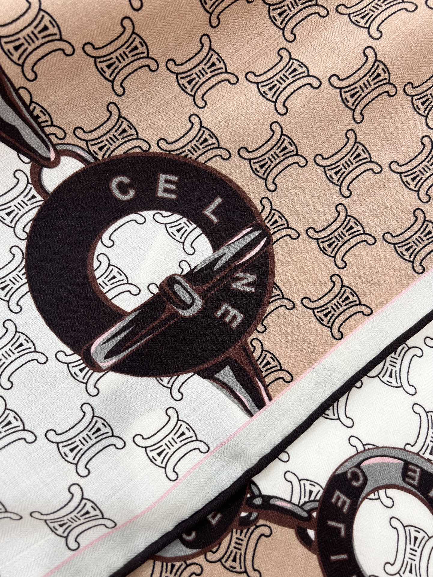 140顶级丝绒双面，手工卷边丝绒双面方巾（30%真丝70%羊绒）丝绒双面印花方巾！ 尺寸：140*140