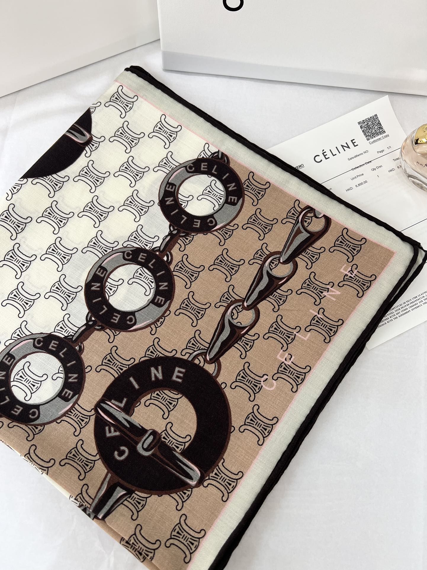 140顶级丝绒双面，手工卷边丝绒双面方巾（30%真丝70%羊绒）丝绒双面印花方巾！ 尺寸：140*140