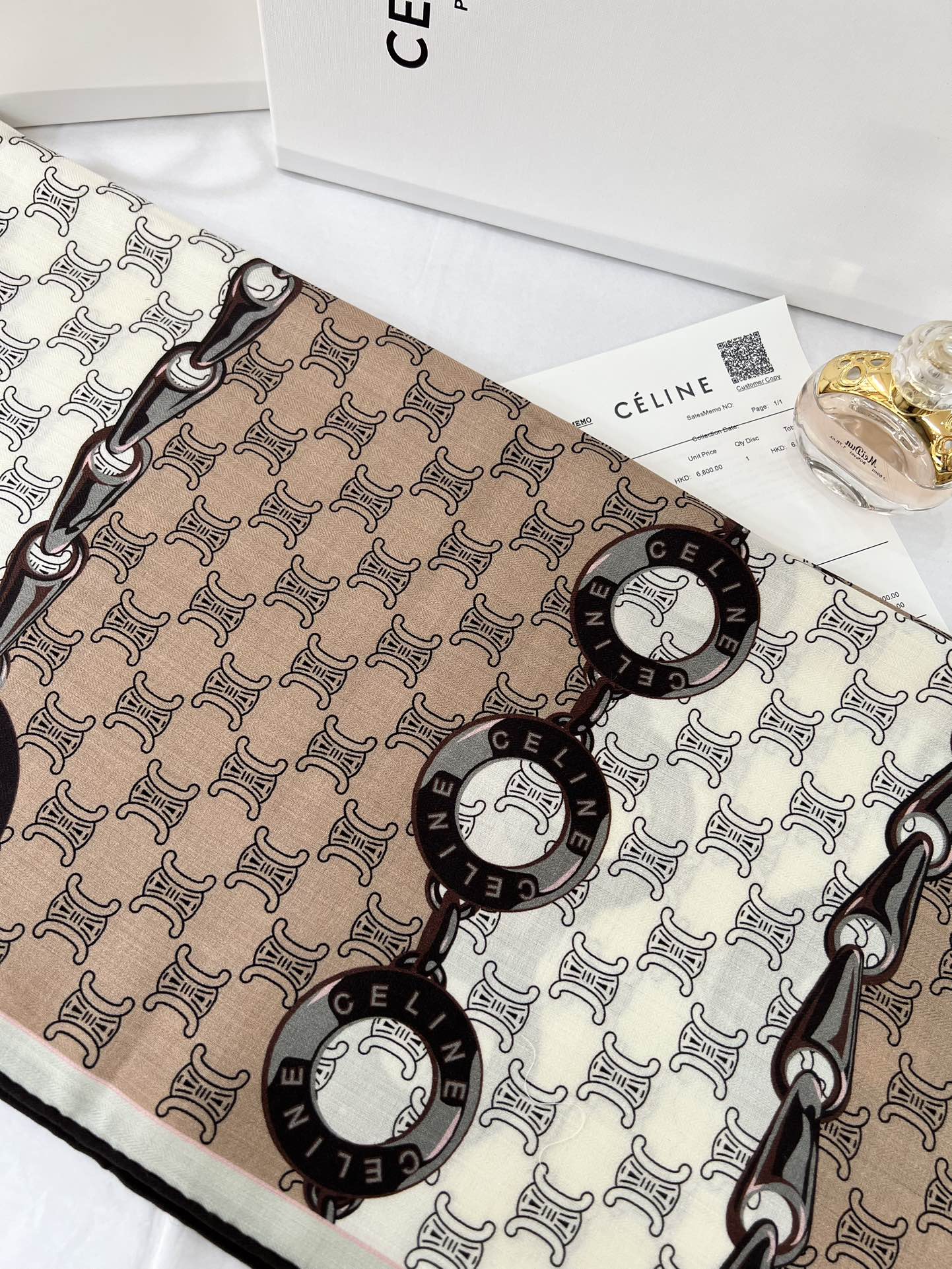 140顶级丝绒双面，手工卷边丝绒双面方巾（30%真丝70%羊绒）丝绒双面印花方巾！ 尺寸：140*140