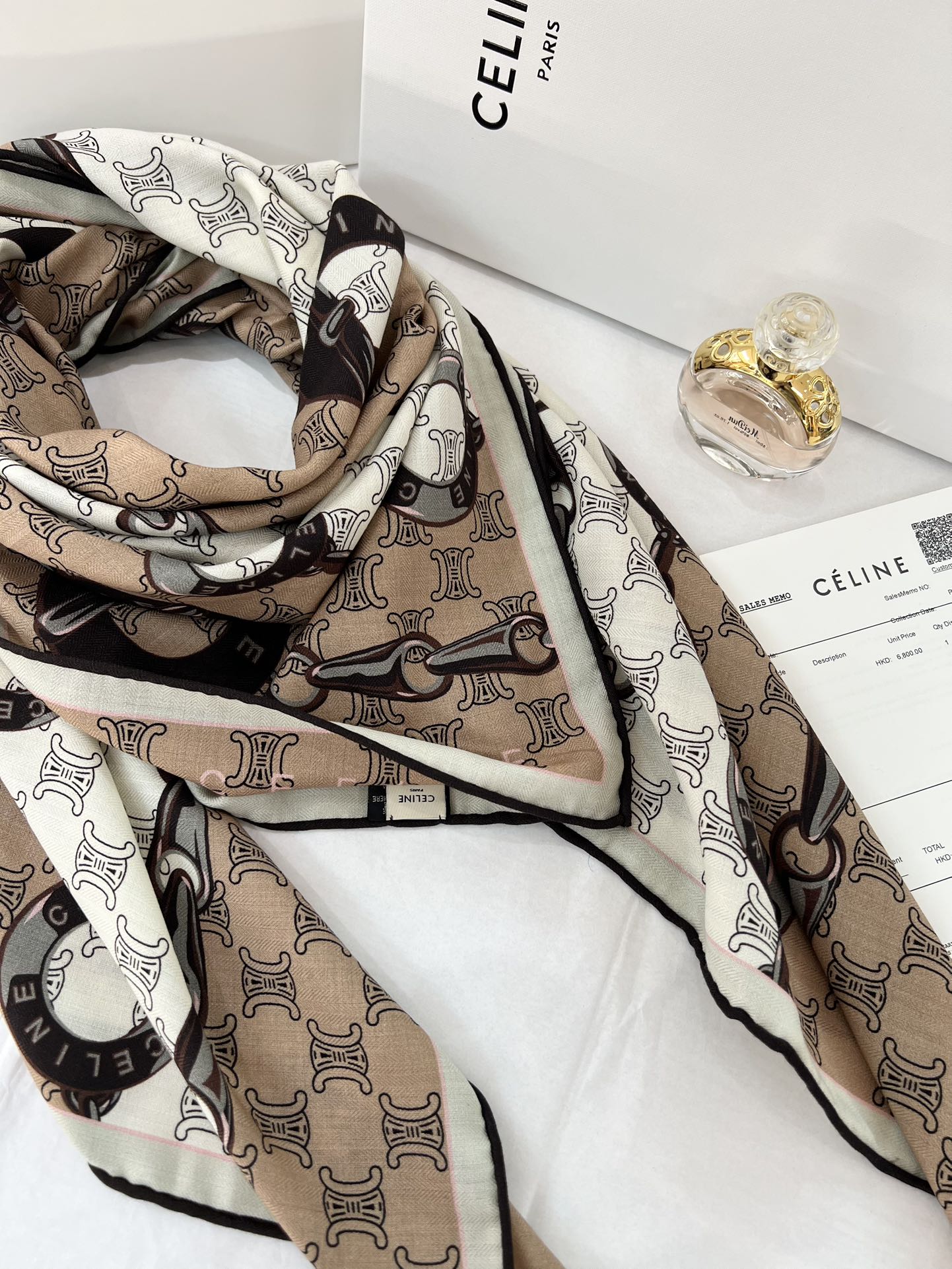 140顶级丝绒双面，手工卷边丝绒双面方巾（30%真丝70%羊绒）丝绒双面印花方巾！ 尺寸：140*140