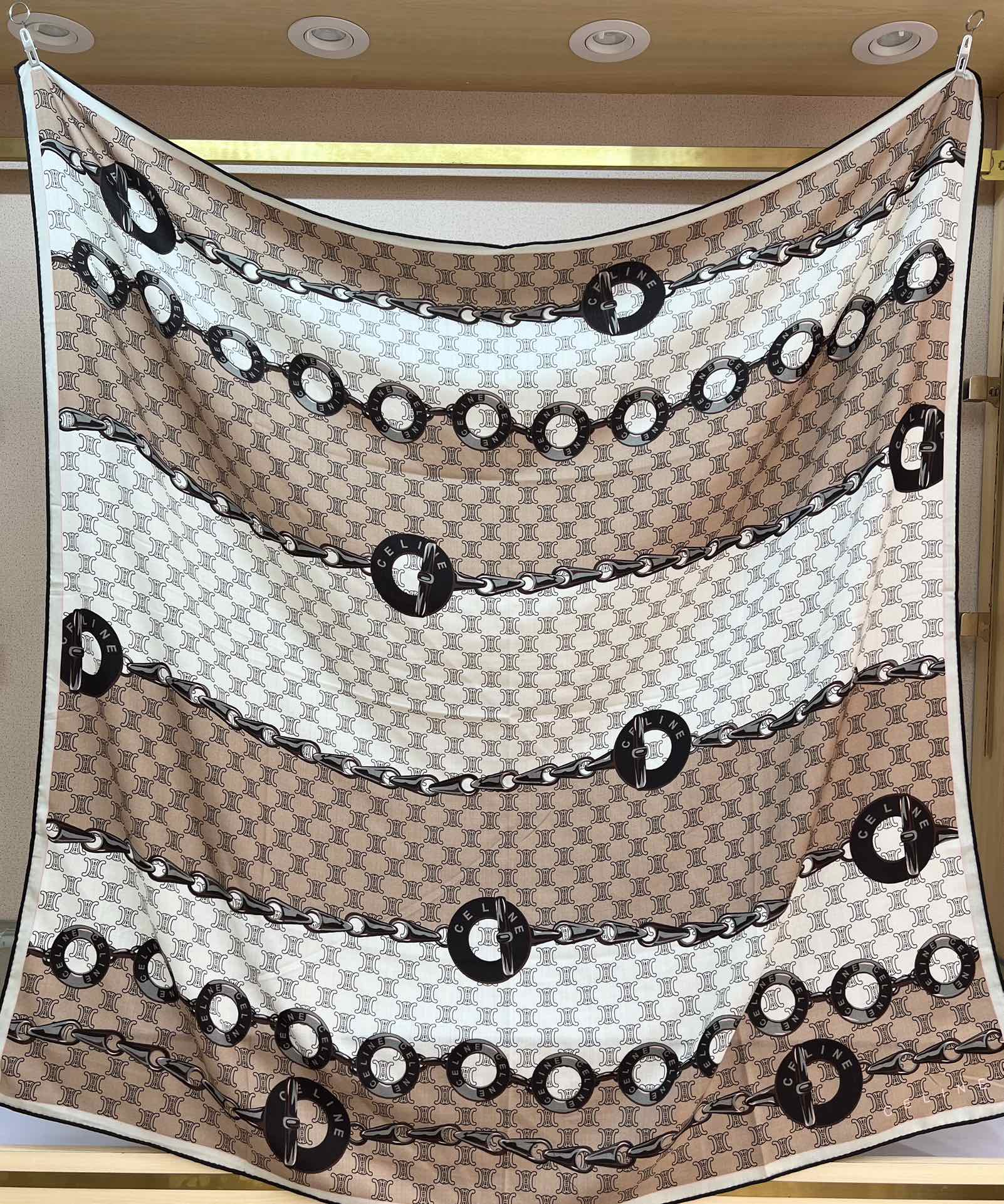 140顶级丝绒双面，手工卷边丝绒双面方巾（30%真丝70%羊绒）丝绒双面印花方巾！ 尺寸：140*140