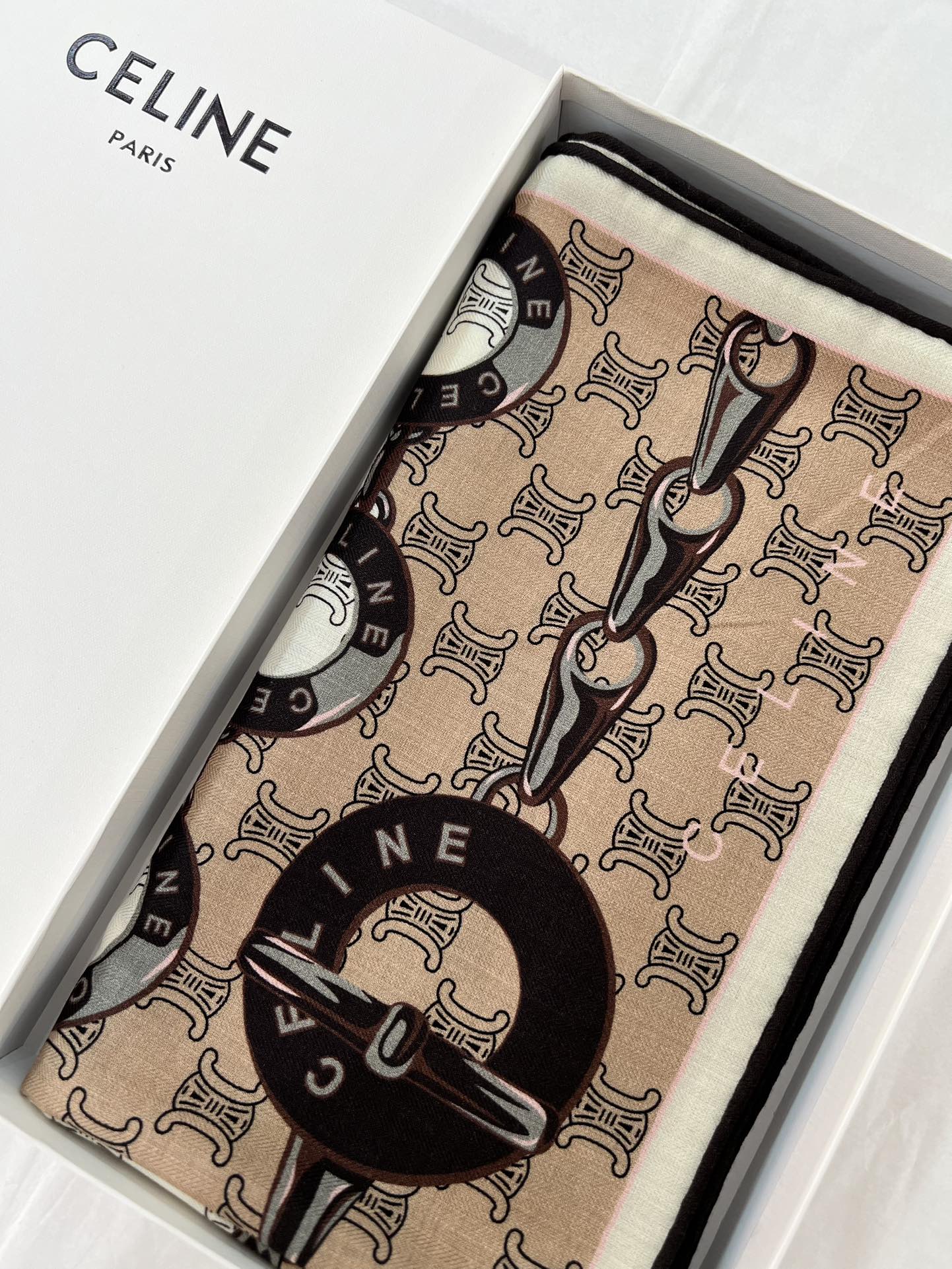 140顶级丝绒双面，手工卷边丝绒双面方巾（30%真丝70%羊绒）丝绒双面印花方巾！ 尺寸：140*140