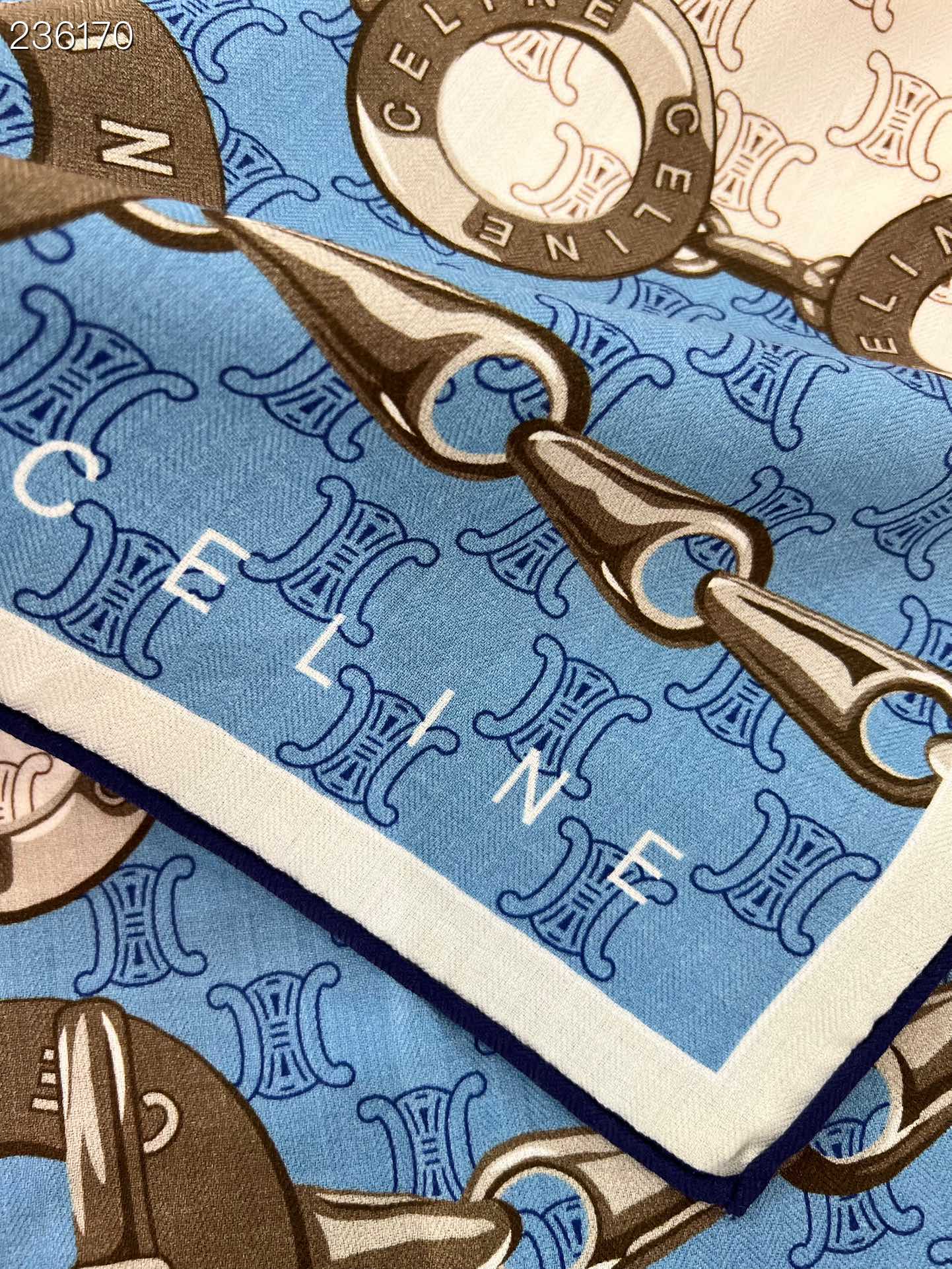 140顶级丝绒双面，手工卷边丝绒双面方巾（30%真丝70%羊绒）丝绒双面印花方巾！ 尺寸：140*140