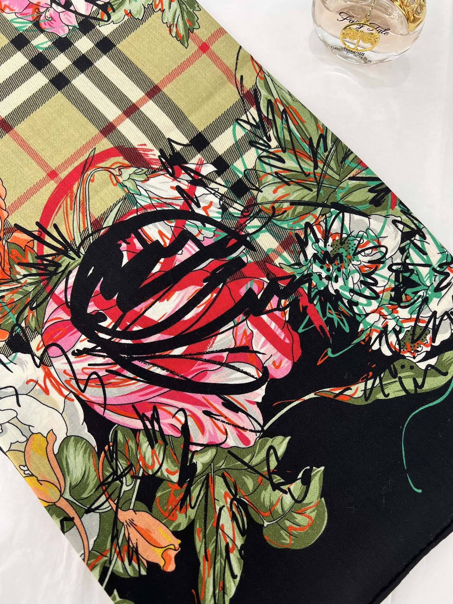 140顶级丝绒双面，手工卷边丝绒双面方巾（30%真丝70%羊绒）丝绒双面印花方巾！ 尺寸：140*140