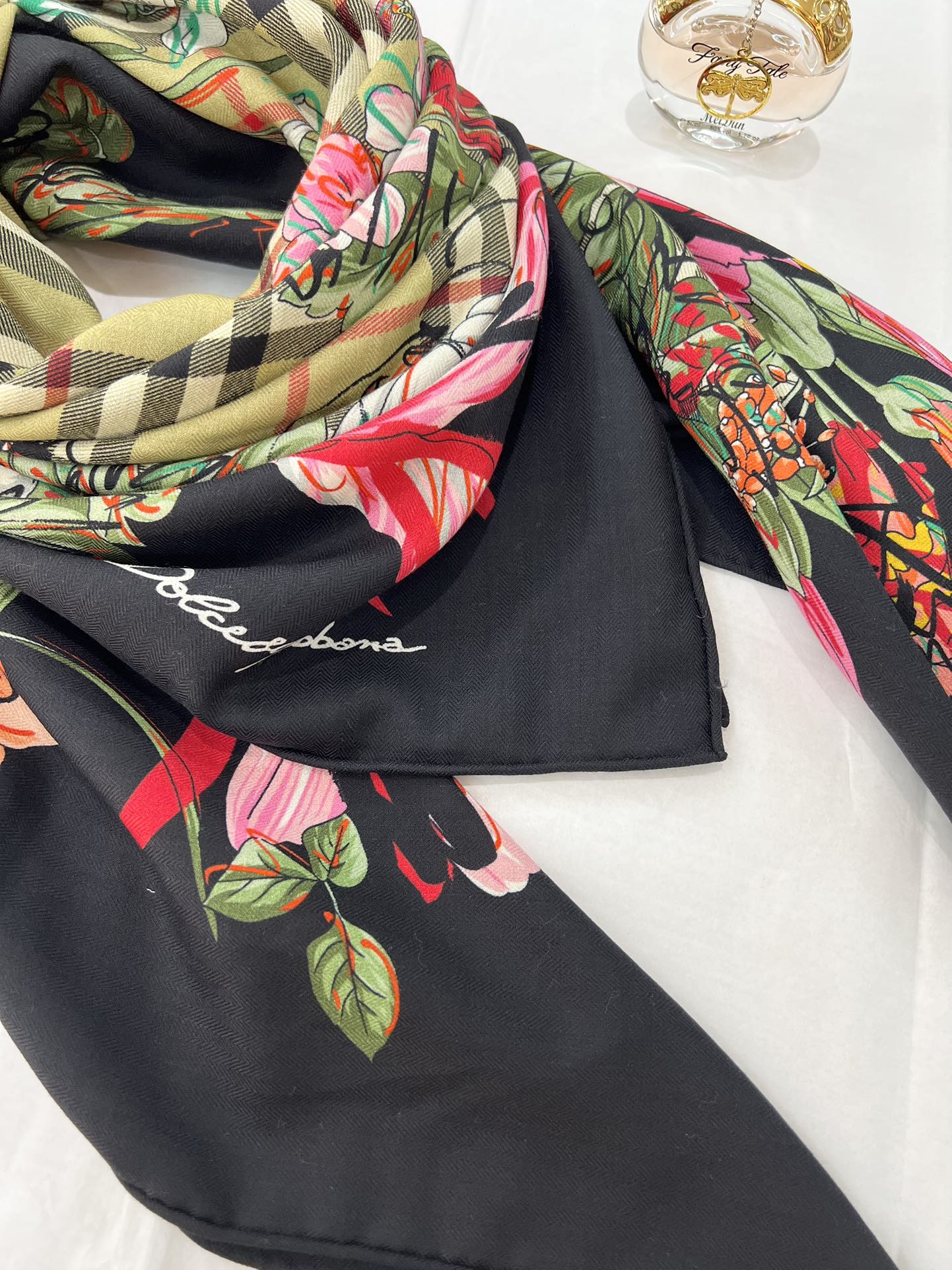 140顶级丝绒双面，手工卷边丝绒双面方巾（30%真丝70%羊绒）丝绒双面印花方巾！ 尺寸：140*140