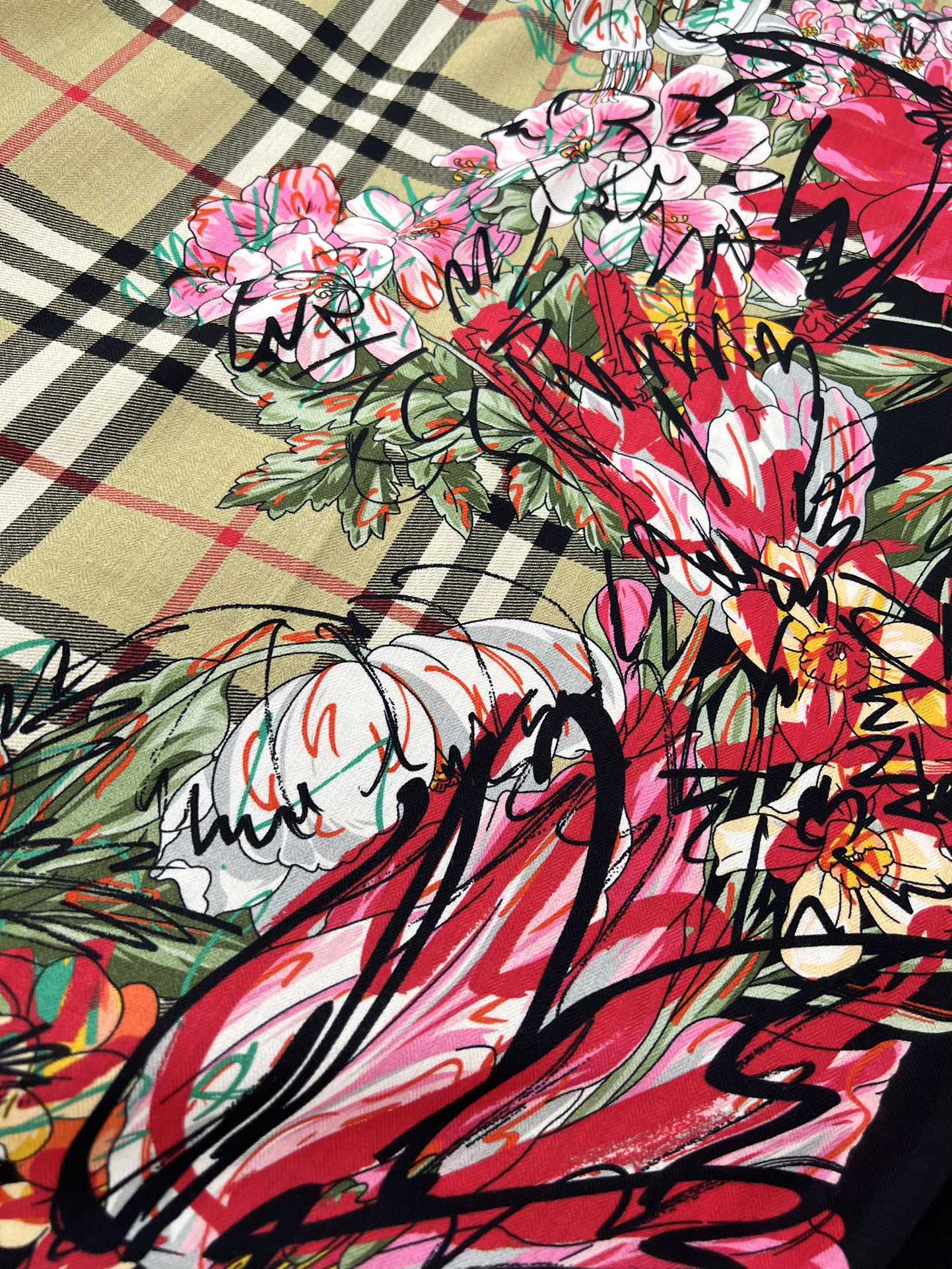 140顶级丝绒双面，手工卷边丝绒双面方巾（30%真丝70%羊绒）丝绒双面印花方巾！ 尺寸：140*140