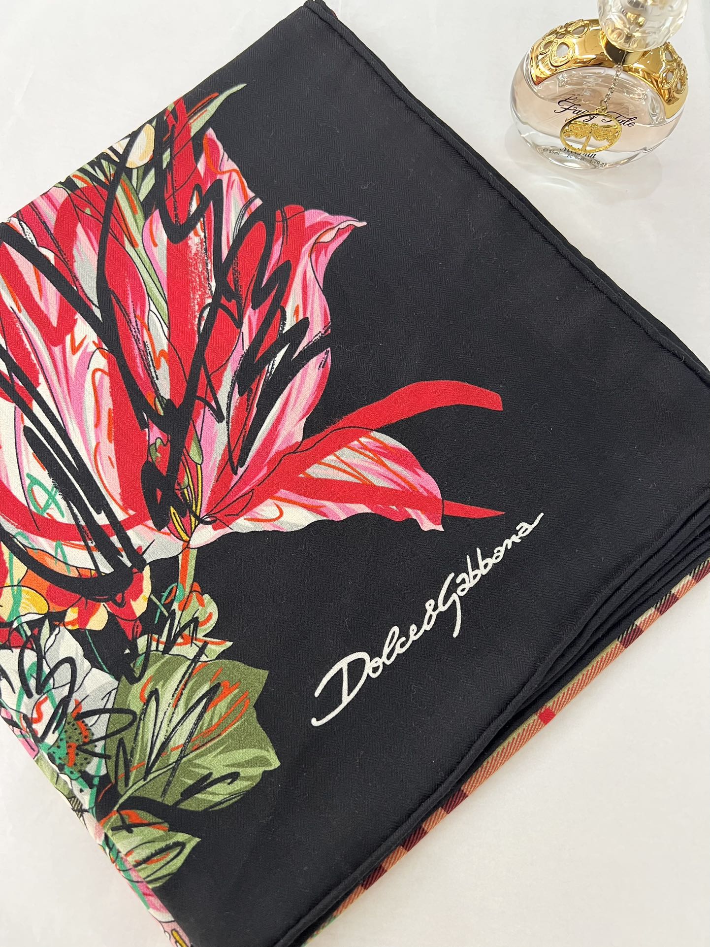 140顶级丝绒双面，手工卷边丝绒双面方巾（30%真丝70%羊绒）丝绒双面印花方巾！ 尺寸：140*140