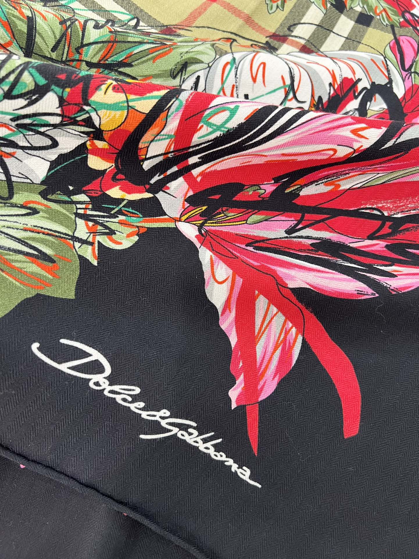 140顶级丝绒双面，手工卷边丝绒双面方巾（30%真丝70%羊绒）丝绒双面印花方巾！ 尺寸：140*140