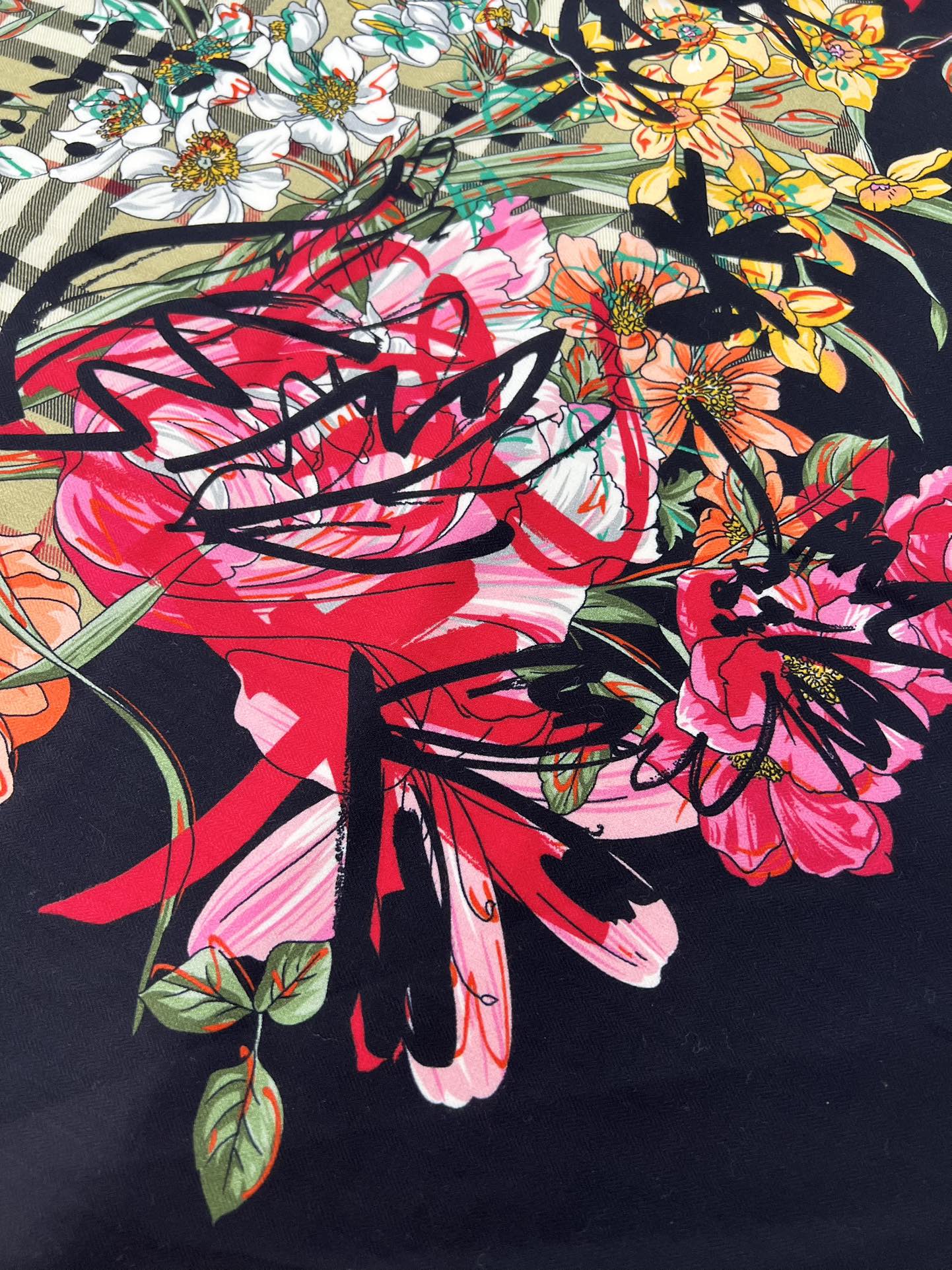 140顶级丝绒双面，手工卷边丝绒双面方巾（30%真丝70%羊绒）丝绒双面印花方巾！ 尺寸：140*140